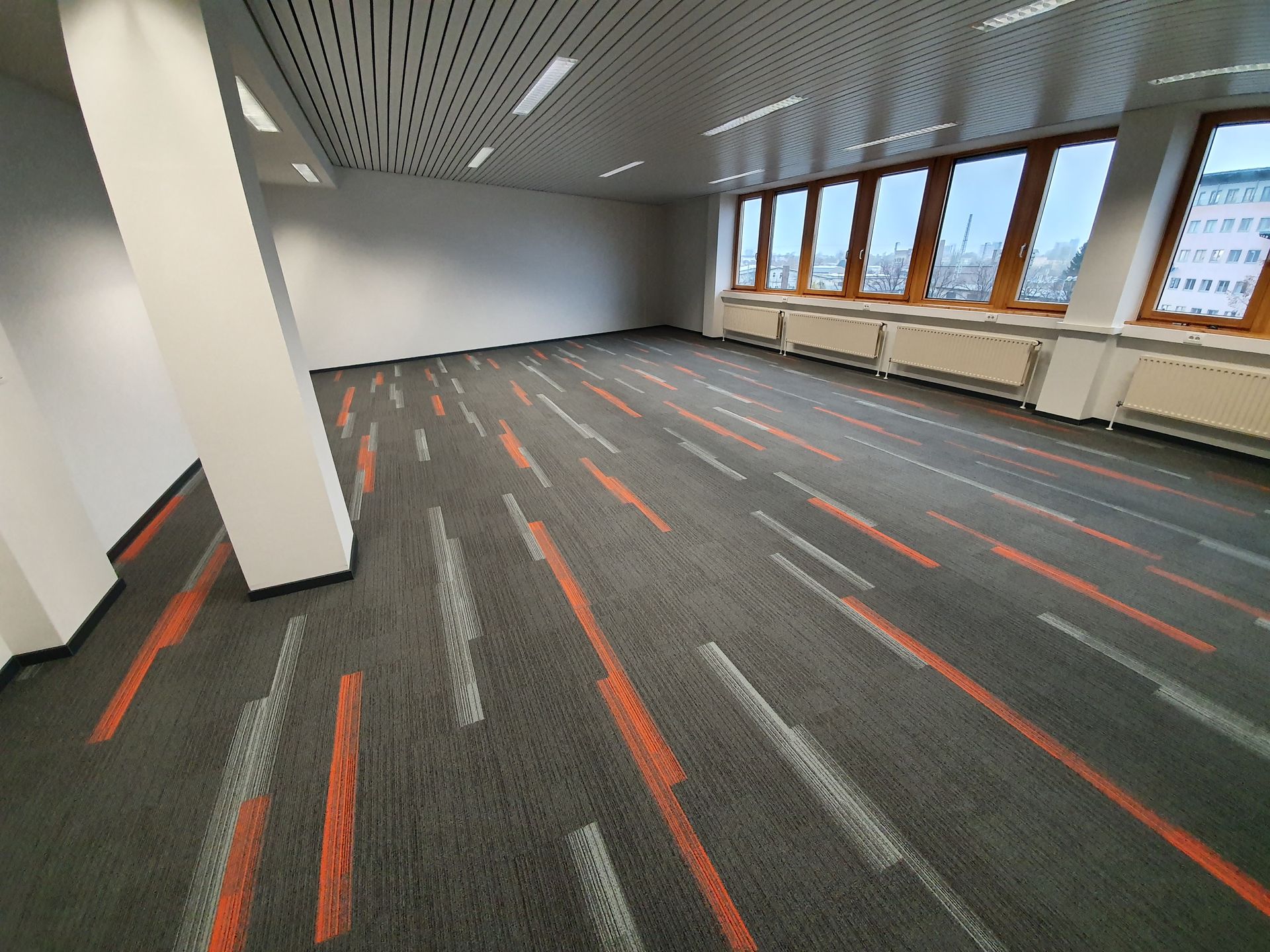 großer Raum mit Säule und der Fußboden ist gestreift