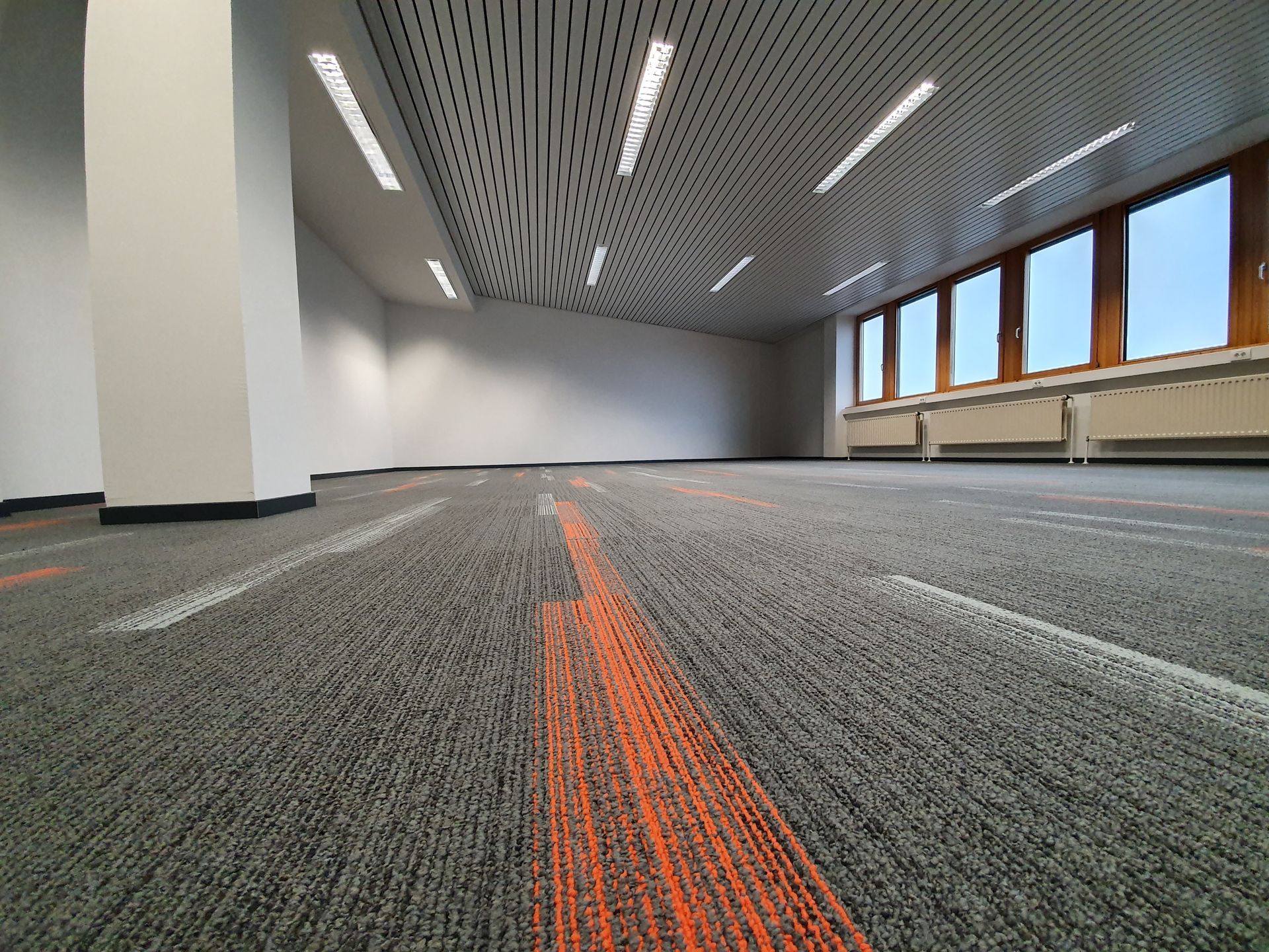 großer Raum Fußboden gestreift