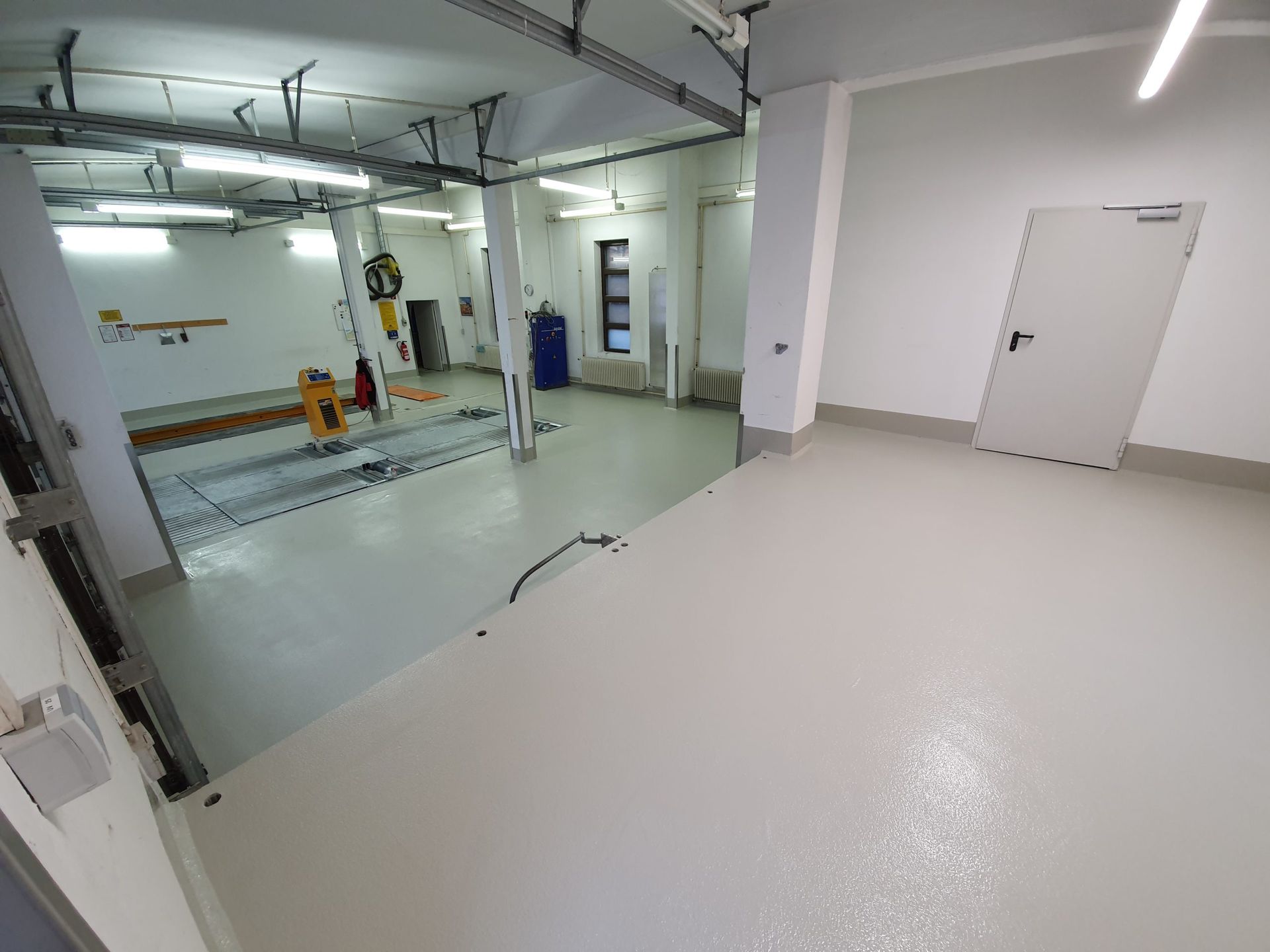 ein großer Raum mit weißem Boden und weißen Wänden .