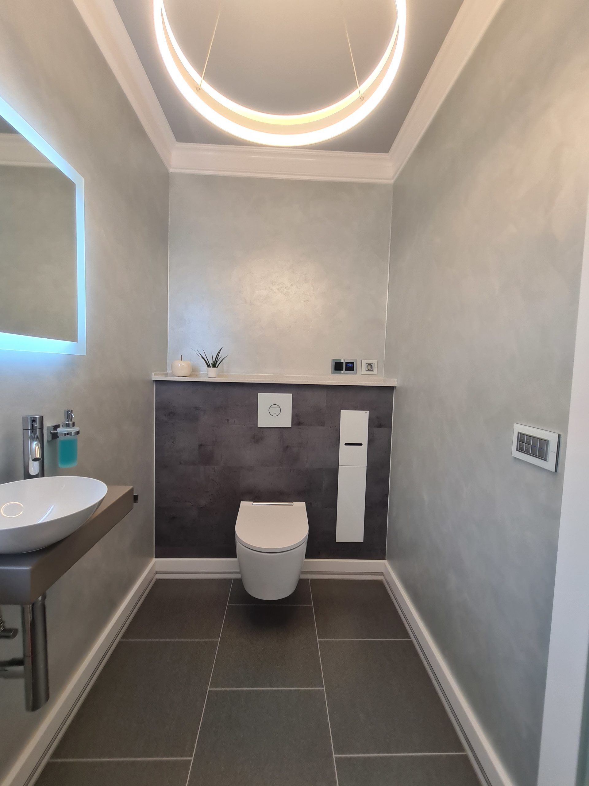 Badezimmer mit weißem Waschbecken und Toilette. Maler Rostock