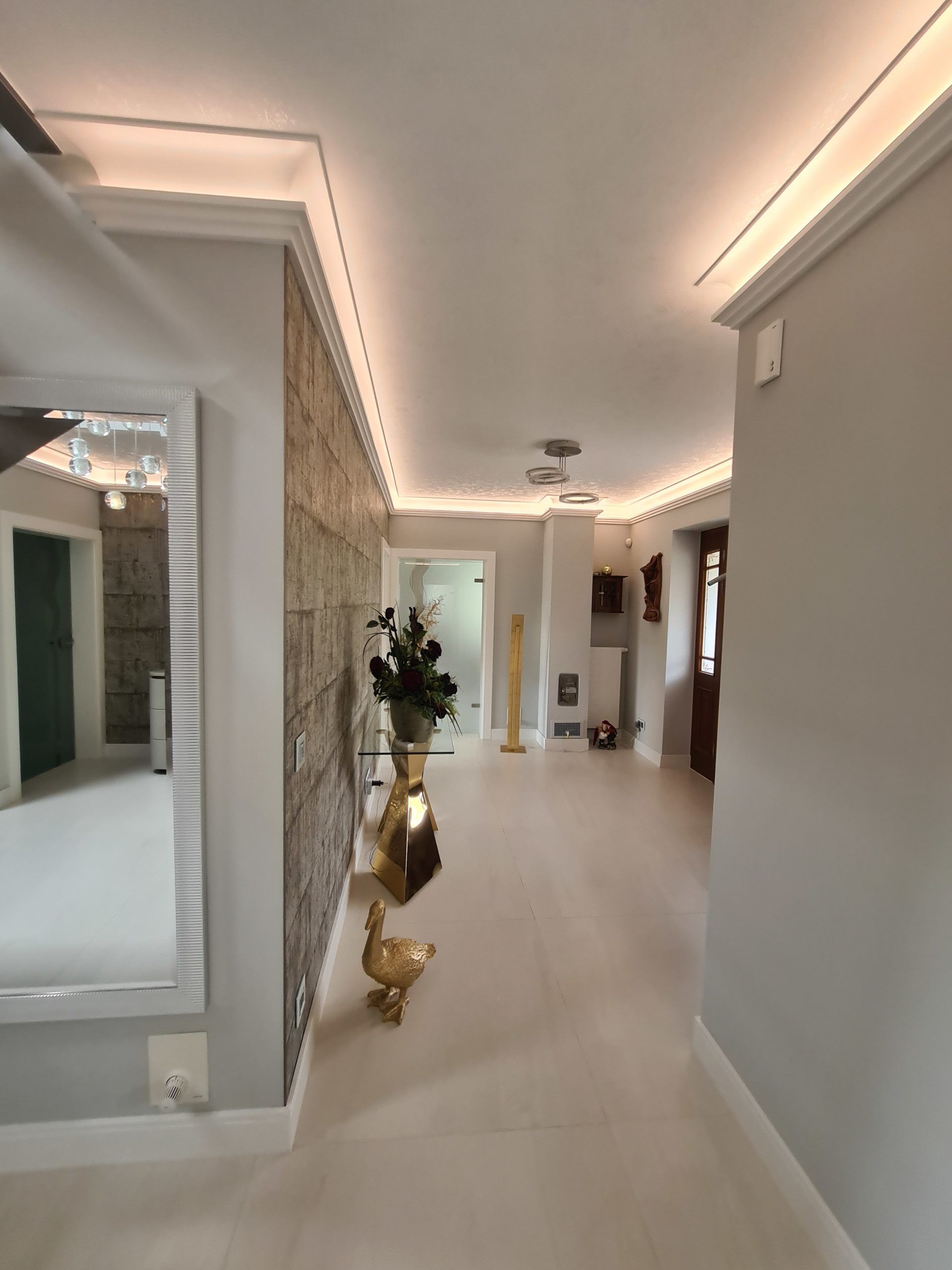 Malerarbeiten in Rostock langer Flur mit einer Vase und einem Spiegel