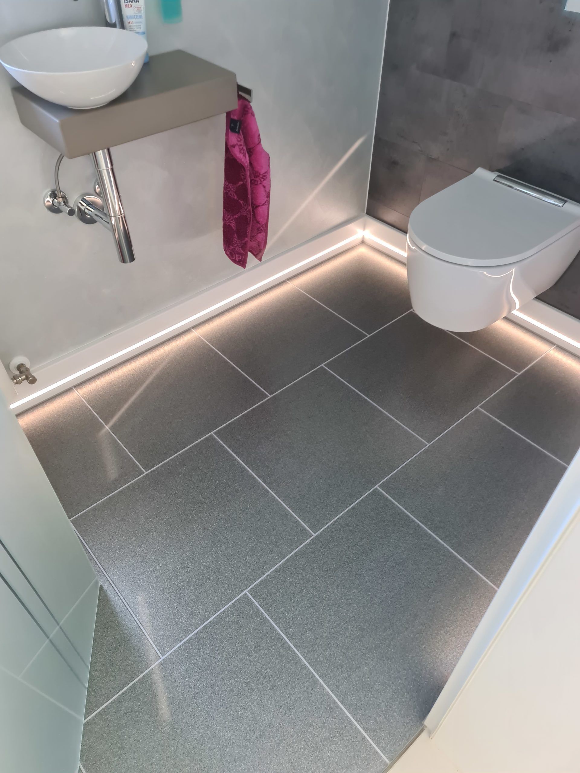 Rostock, ein Badezimmer mit einem Waschbecken und einer Toilette, Malerarbeiten Maler