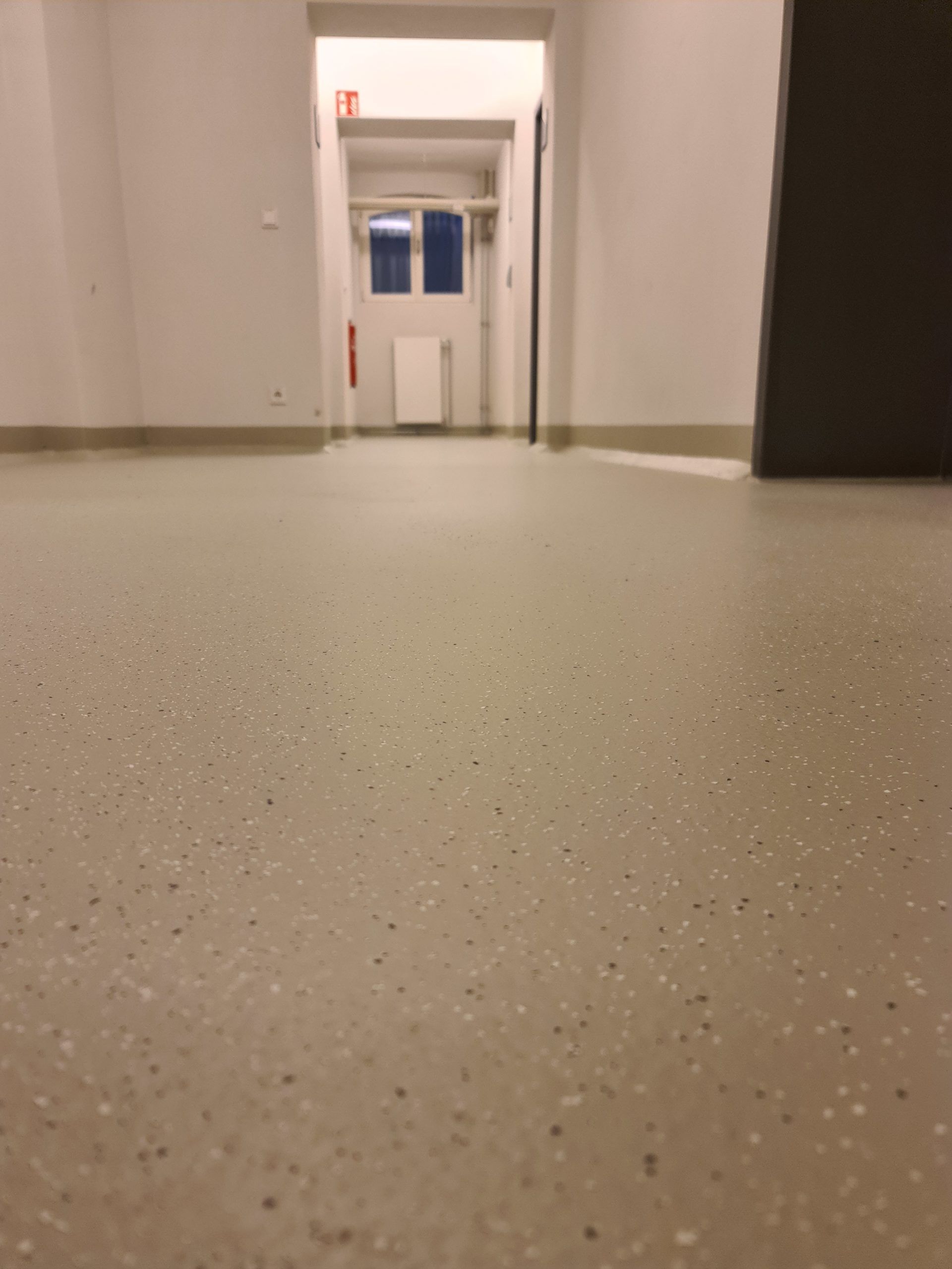 eine Nahaufnahme eines Bodens in einem Raum mit einer Tür im Hintergrund .