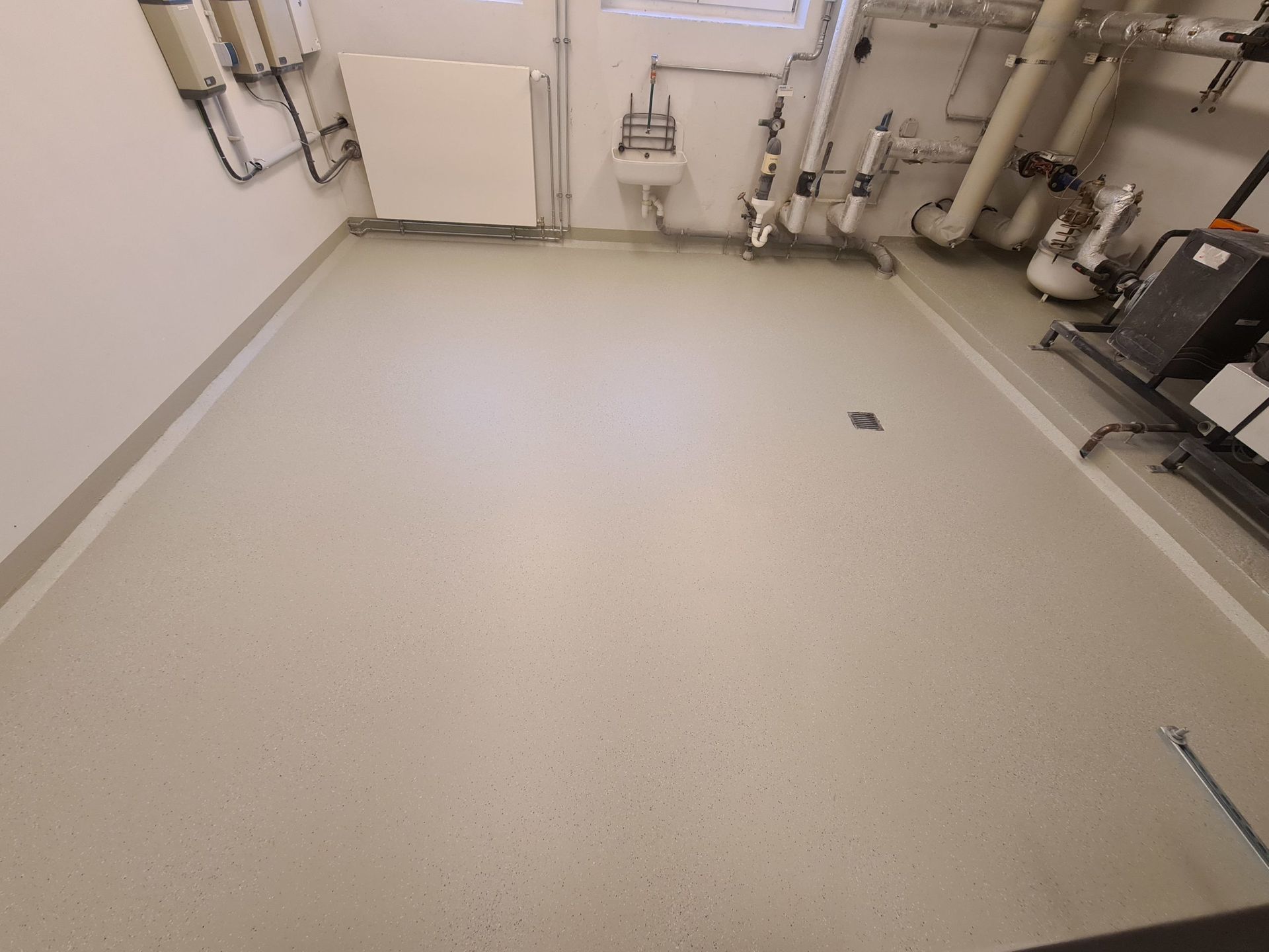 ein Raum mit weißem Boden und weißen Wänden