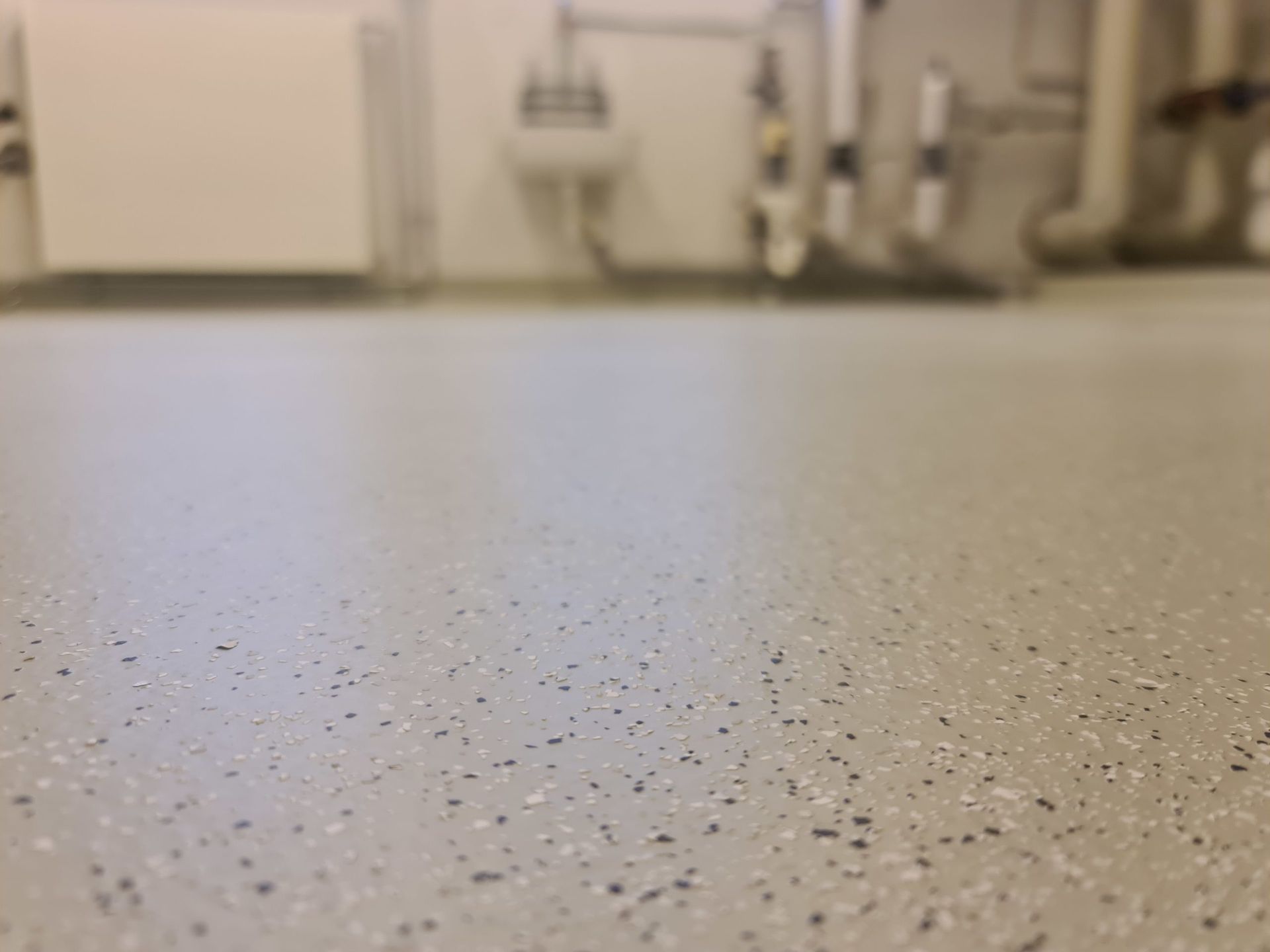 eine Nahaufnahme eines Betonbodens in einem Raum .