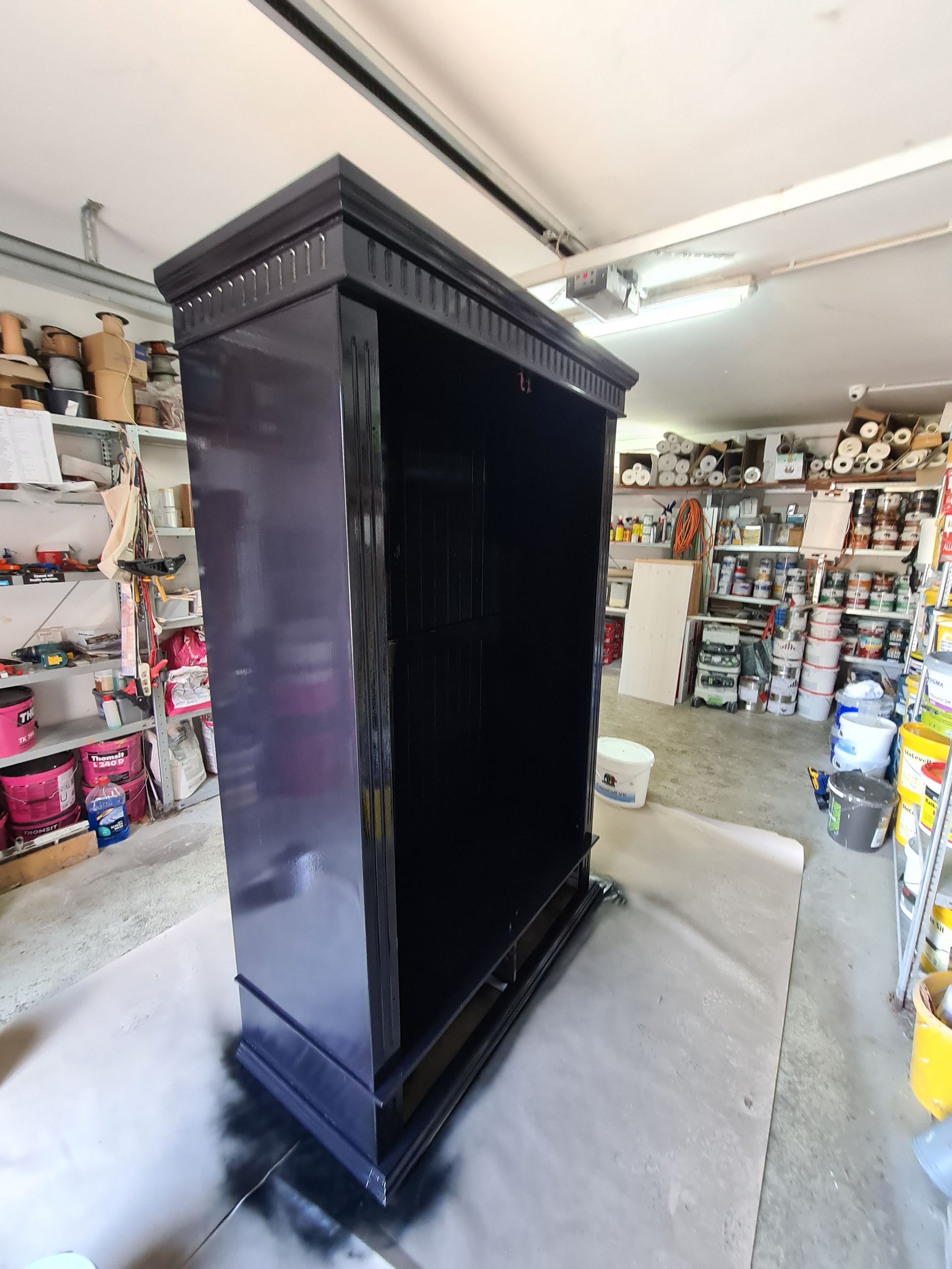 schwarzer Schrank in einer Garage