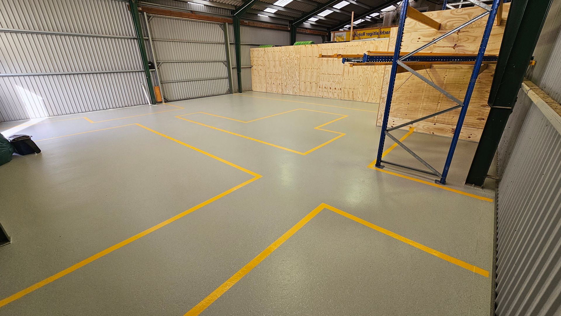 ein großes Lagerhaus mit gelben Linien auf dem Boden .