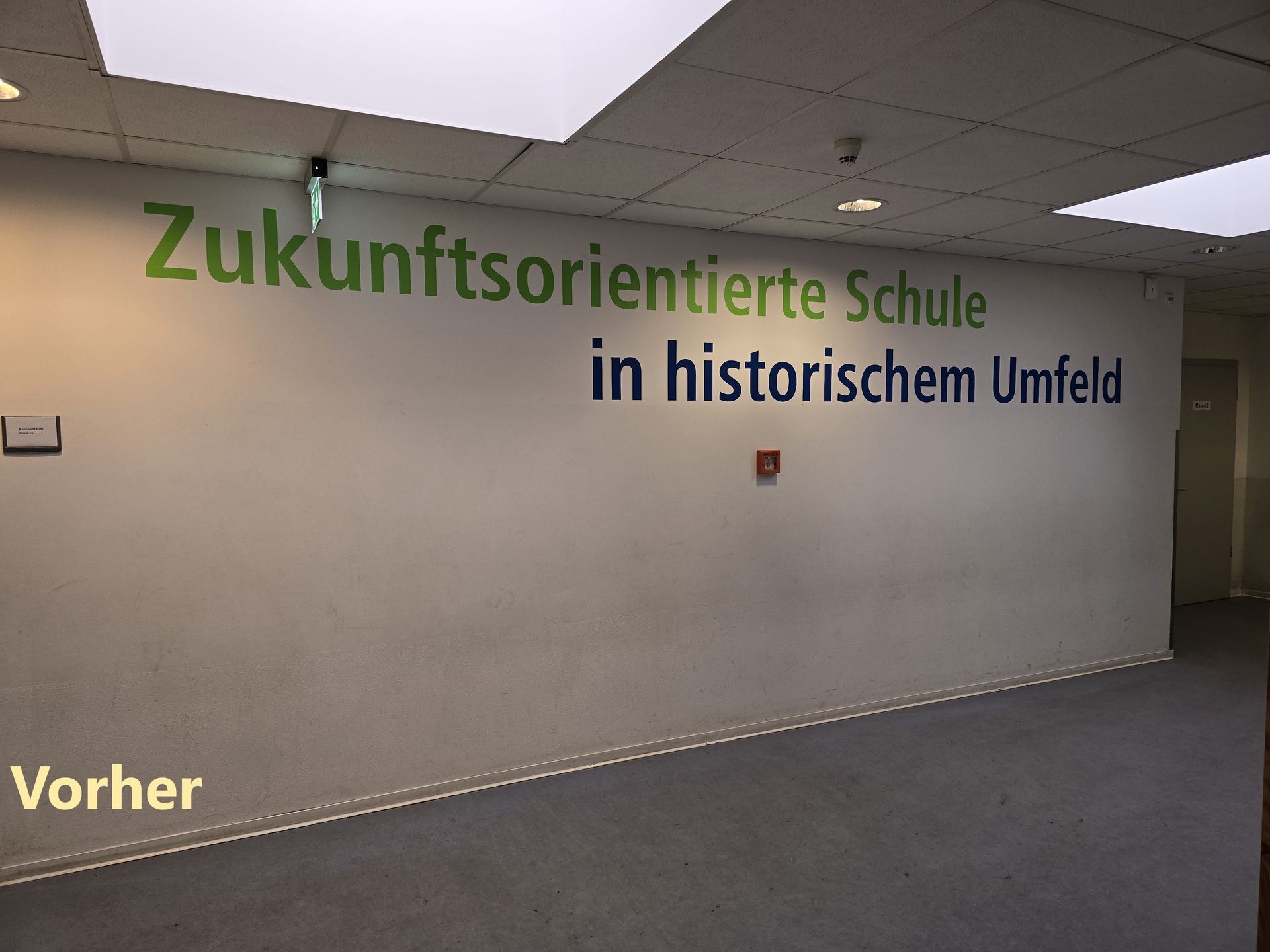 alter Schule im Flur grau