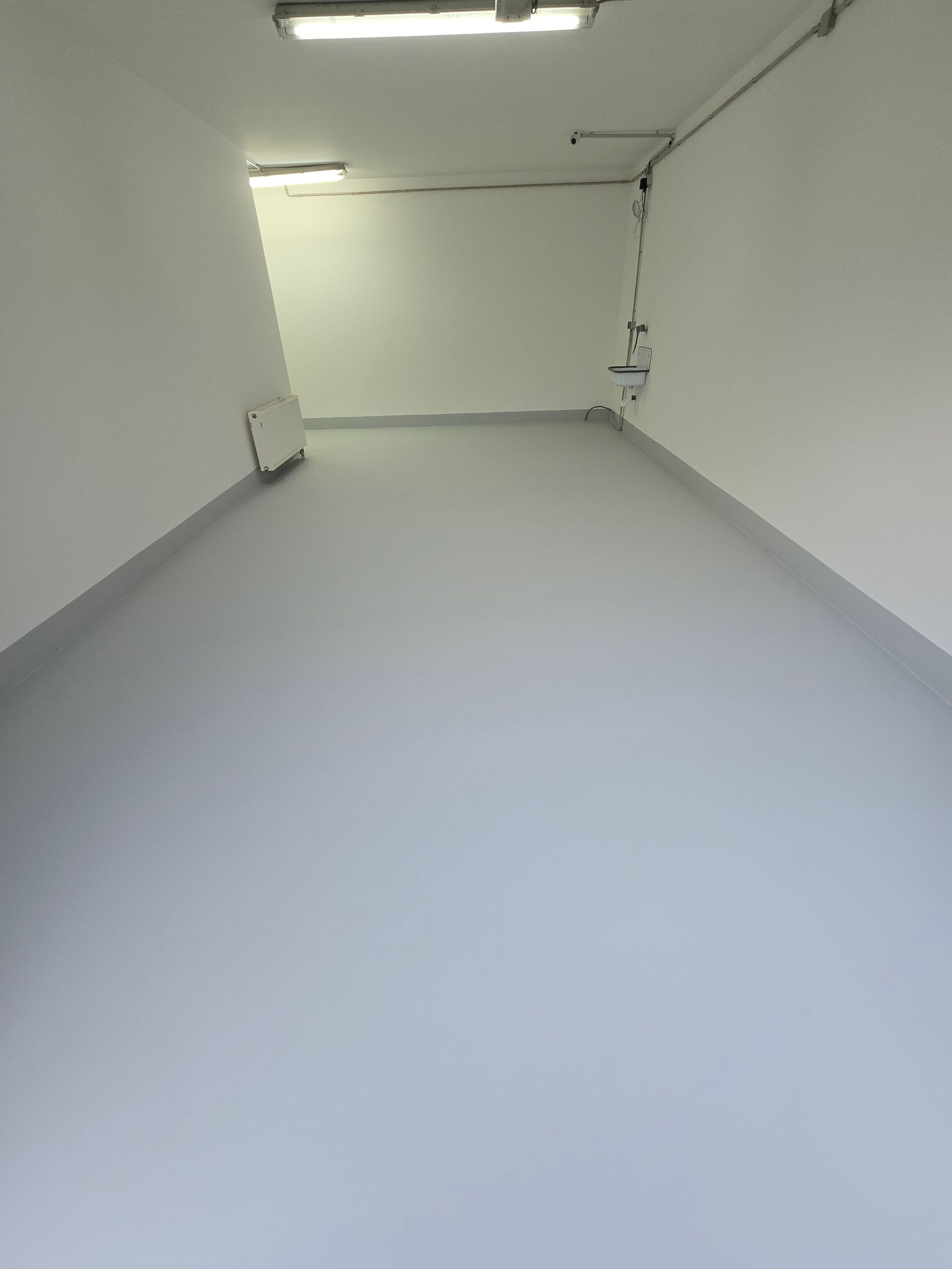 Garage neu mit hellen Fußboden