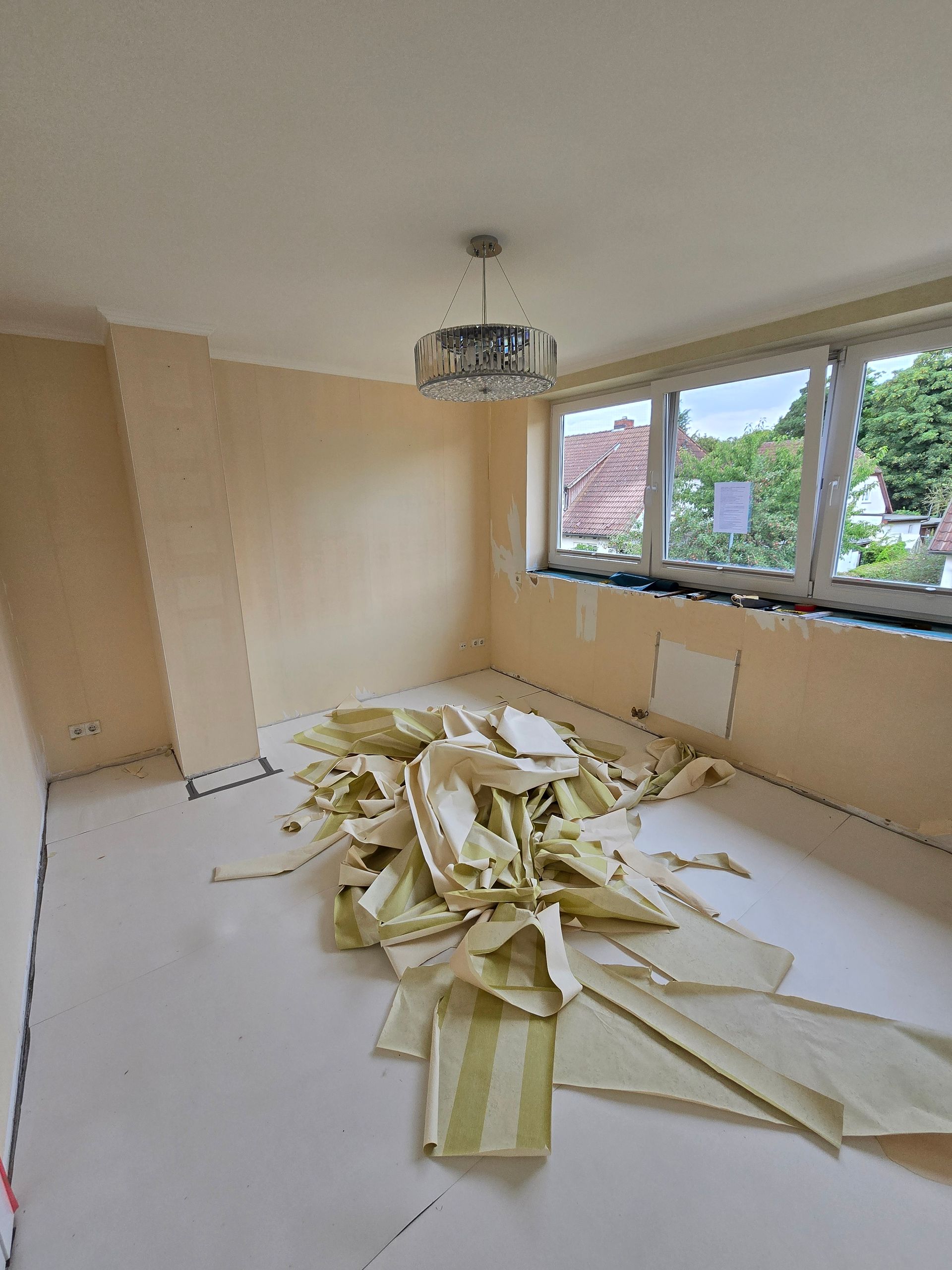 Zimmer in Rostock wo die Tapeten schon entfernt sind. Malerarbeiten