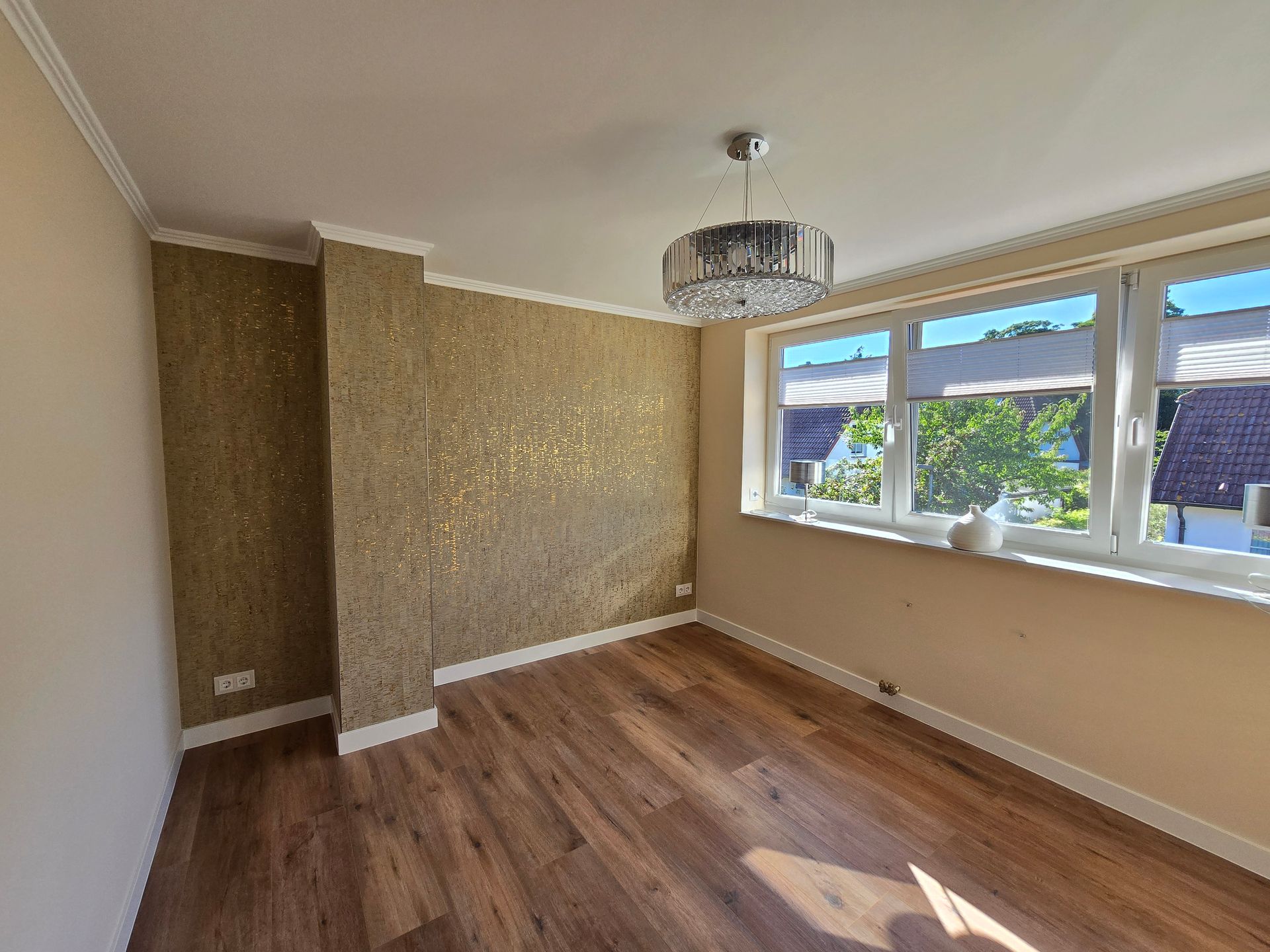 Malerarbeiten und Fußbodenarbeiten in Rostock, Leerer Raum  mit Lampe und Korktapeten