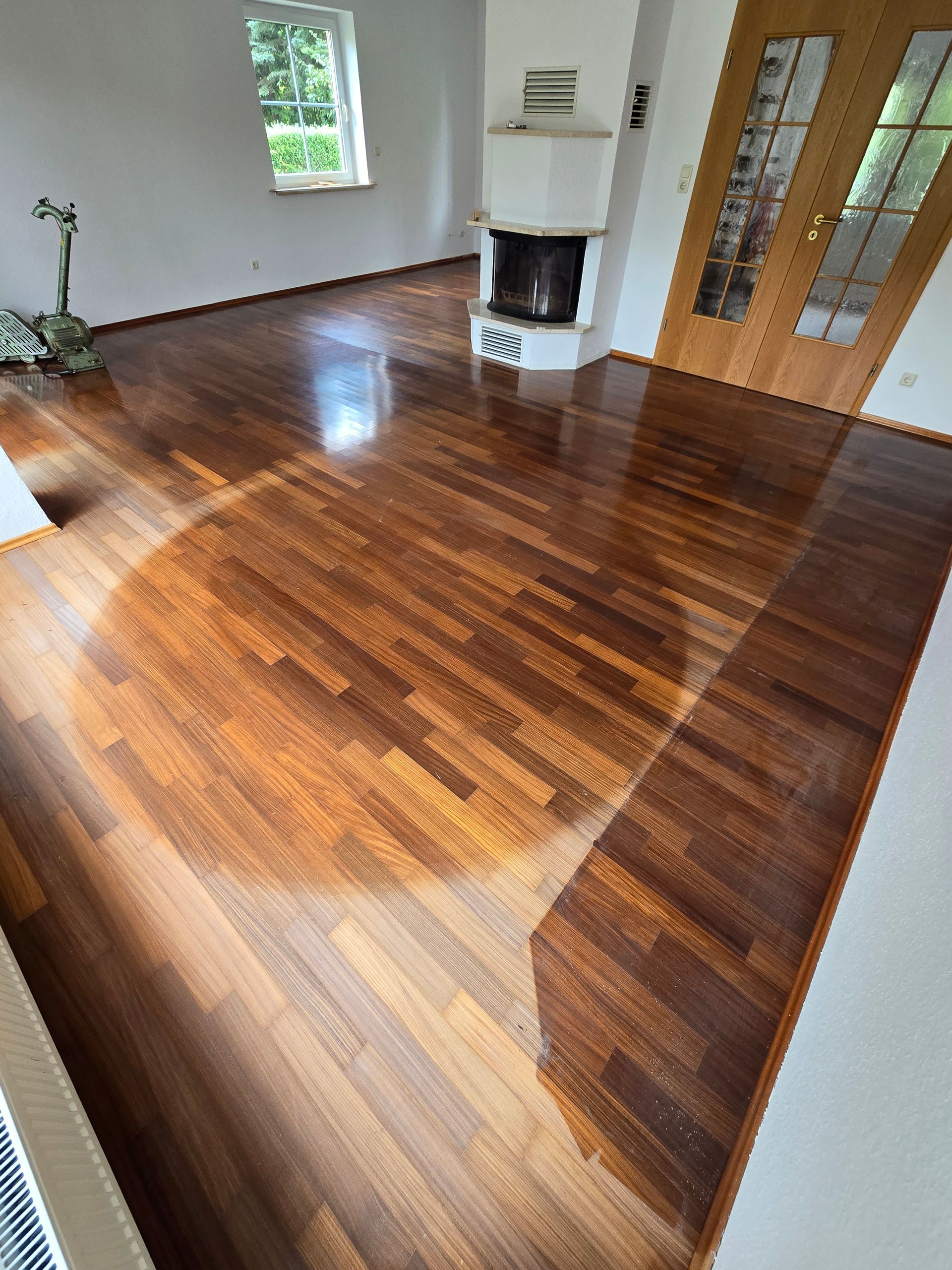 Parkett alt, Holzfußboden mit Kamin und Fenster