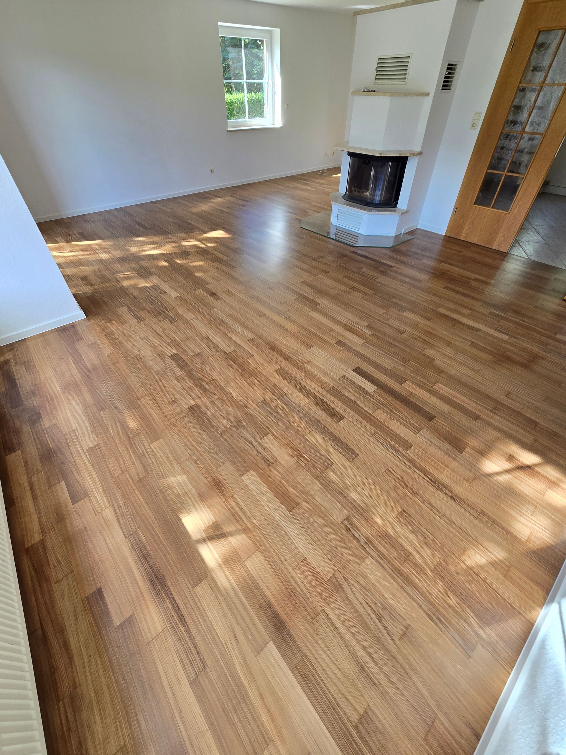 Parkett nach dem schleifen, neu mit Kamin und Fenster