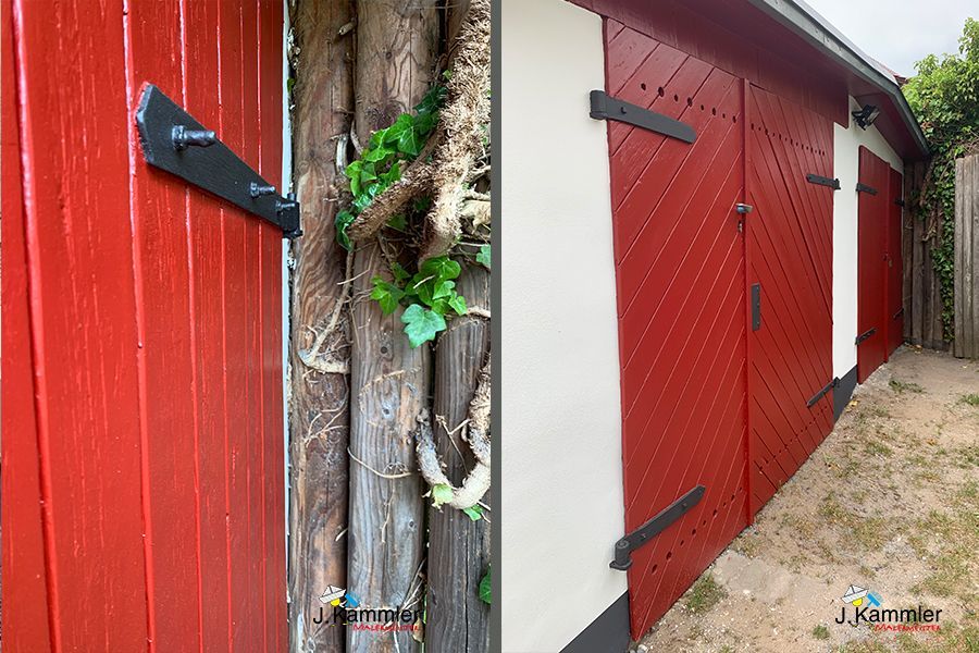 eine Reihe roter Garagentore , die nebeneinander stehen .