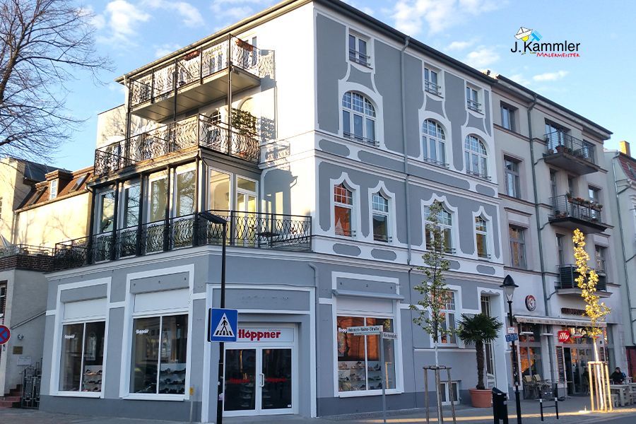 ein großes Gebäude mit vielen Fenstern und Balkonen .