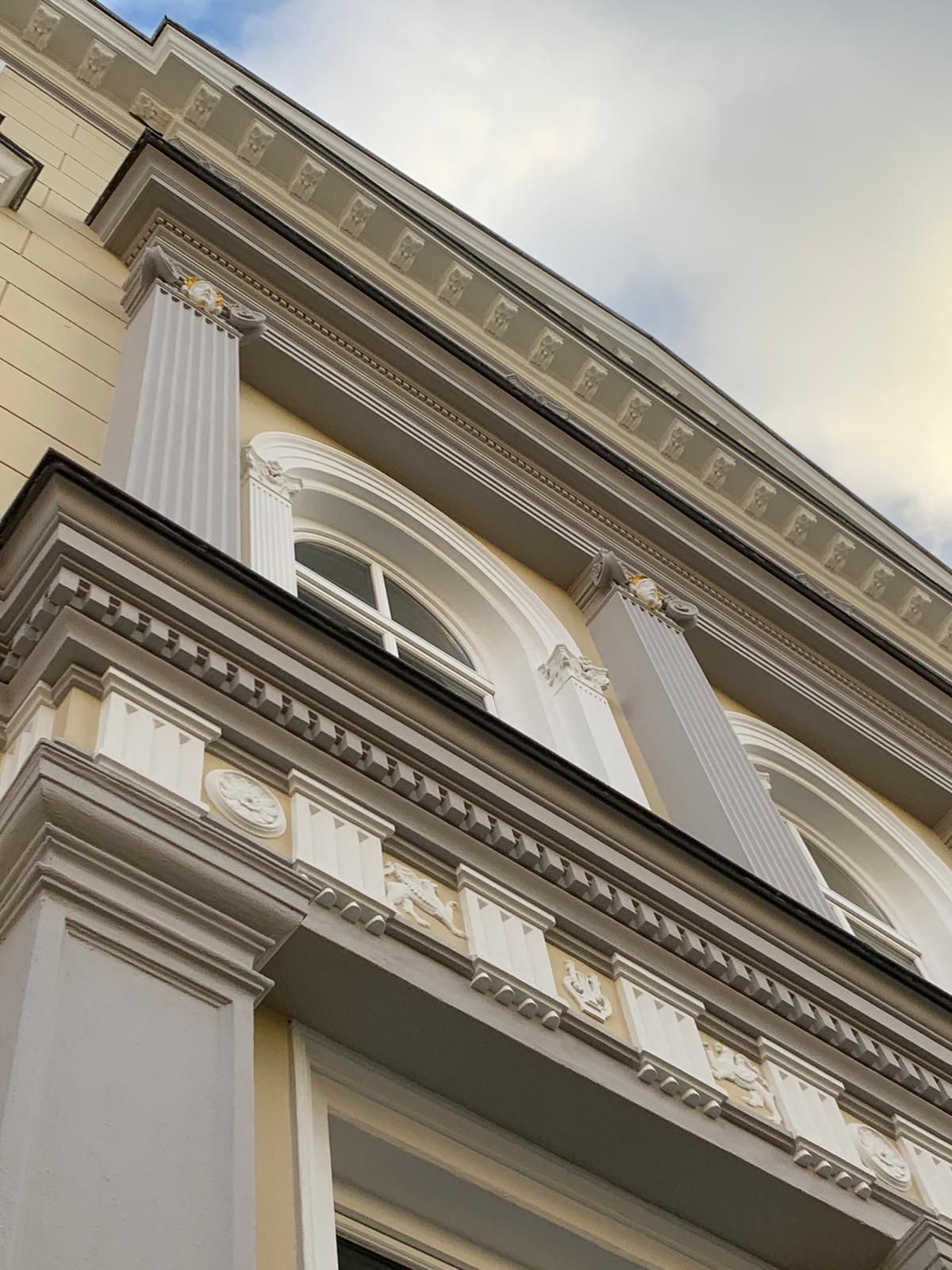 ein großes Gebäude mit vielen Fenstern und Säulen .