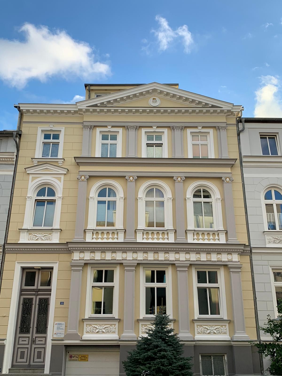 ein großes Gebäude mit vielen Fenstern und Balkonen .