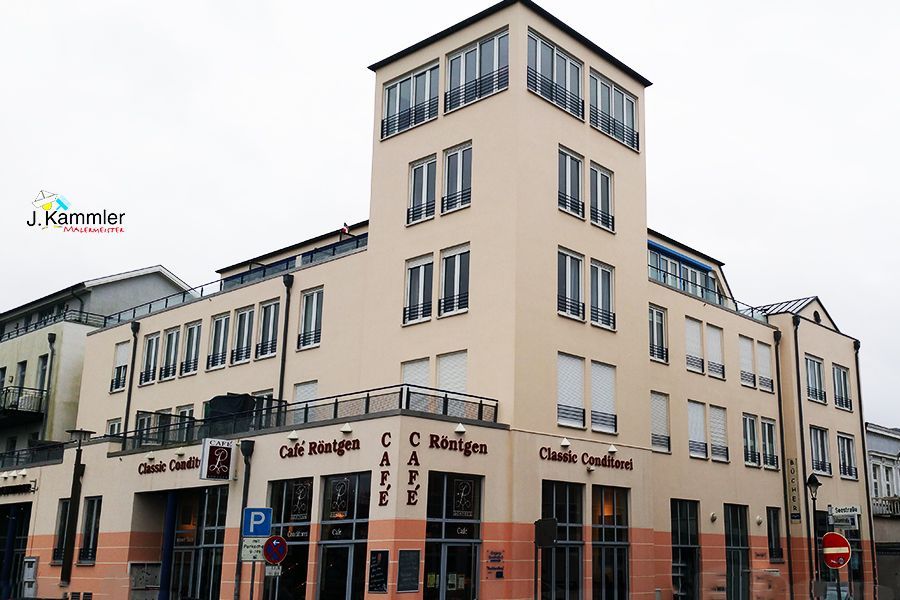 ein großes Gebäude mit vielen Fenstern und der Aufschrift cafe