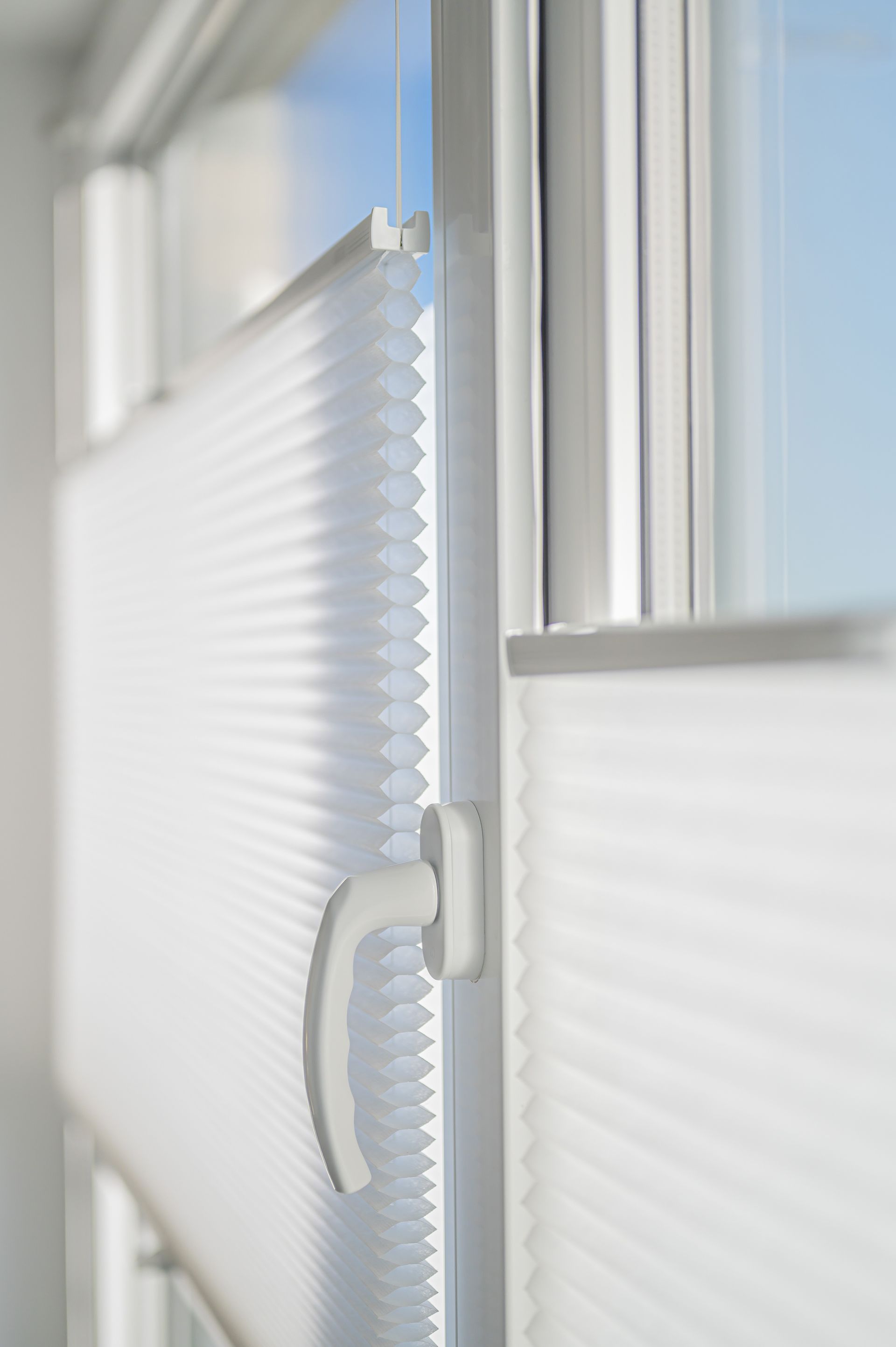 weißes Plissee im Fenster