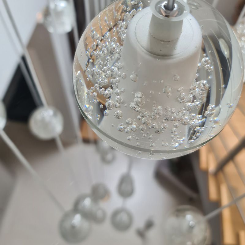 Malerarbeiten in Rostock eine Nahaufnahme einer Lampe , die an einer Treppe hängt .