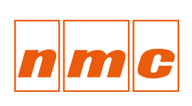 ein orangefarbenes nmc-Logo auf weißem Hintergrund