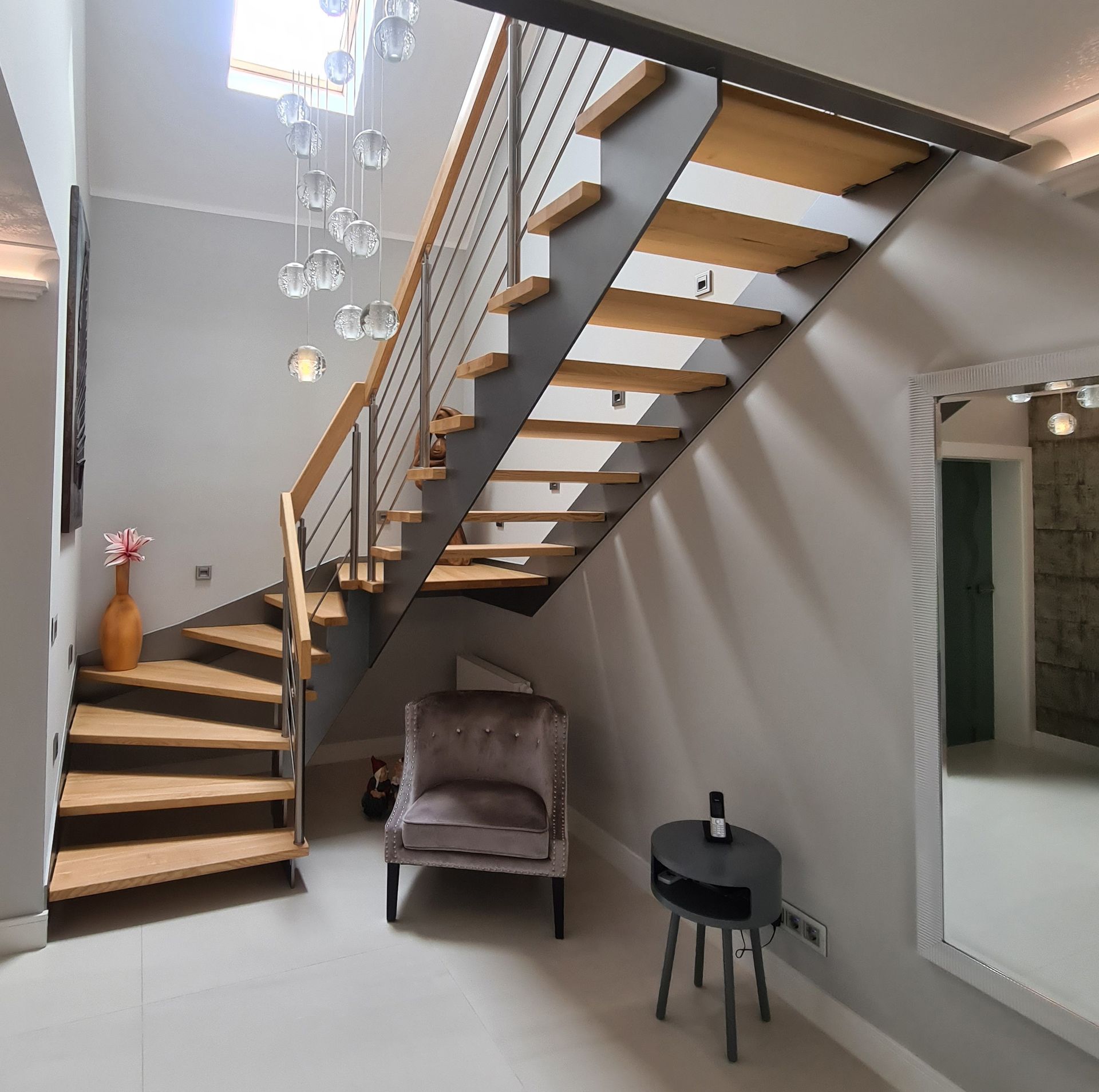 Malerarbeiten in Rostock ein Flur mit einer Treppe und einem Stuhl