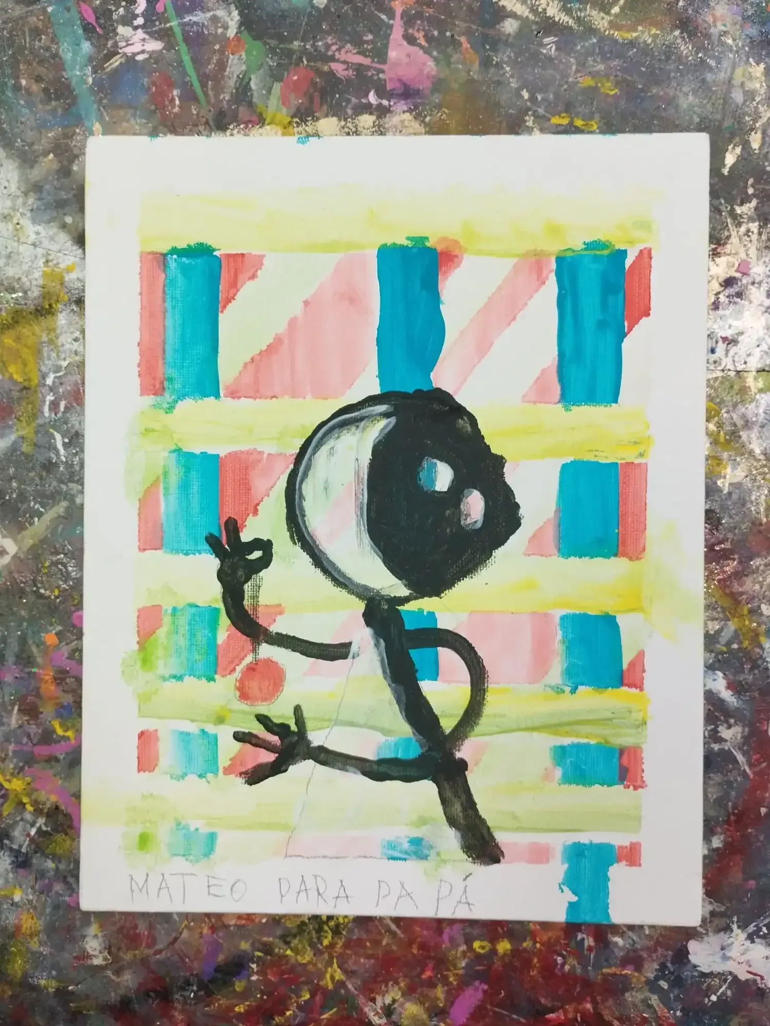 Dibujo infantil de una figura de palitos junto a una pelota negra sobre una cuadrícula de rayas pastel.