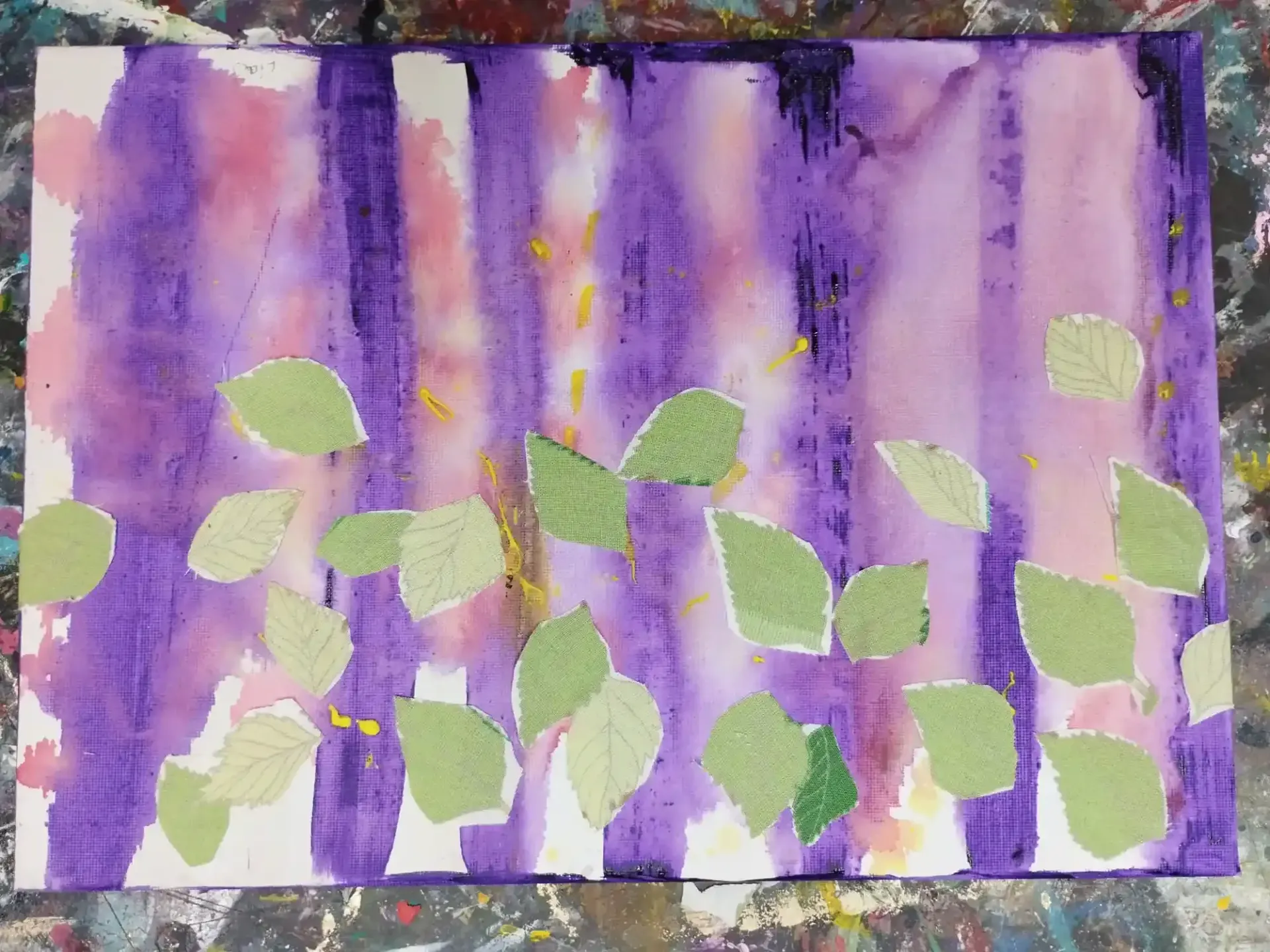 Pintura abstracta de color púrpura con formas de hojas verdes y puntos amarillos sobre un fondo texturizado.