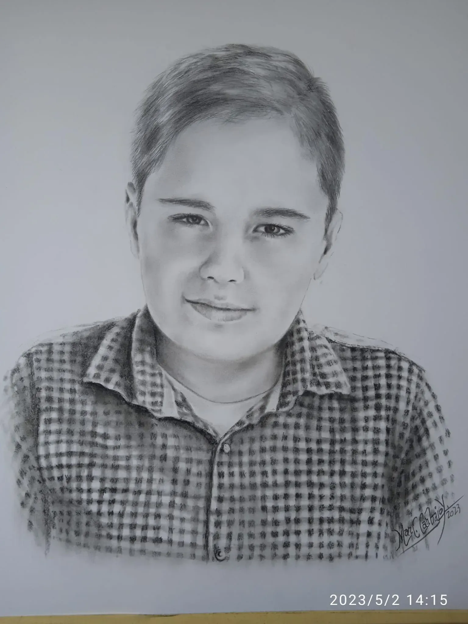 Boceto a lápiz de una persona con camisa a cuadros, mirando al frente con expresión neutra.