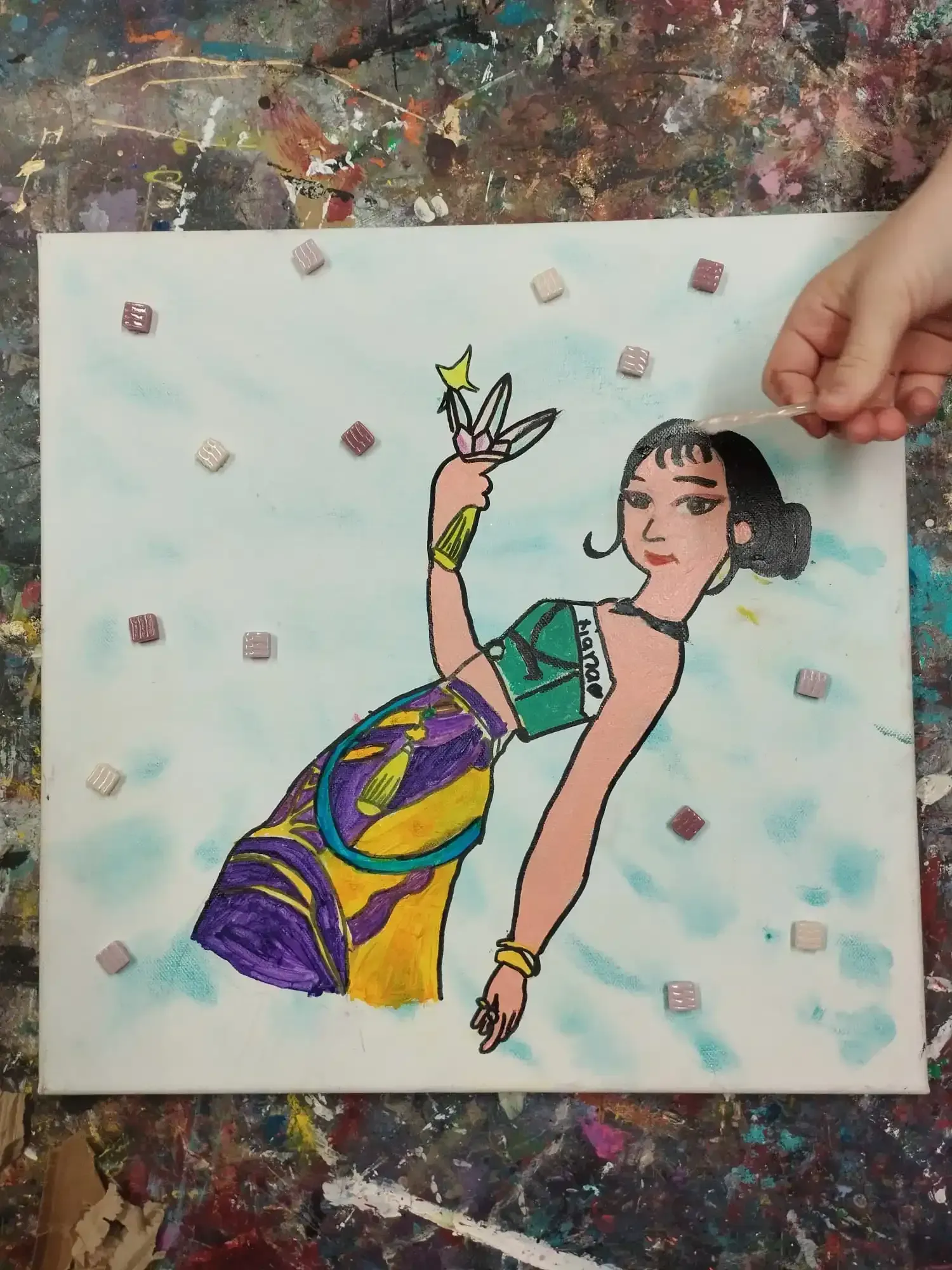 Bailarina dibujada a mano con un traje verde y morado.