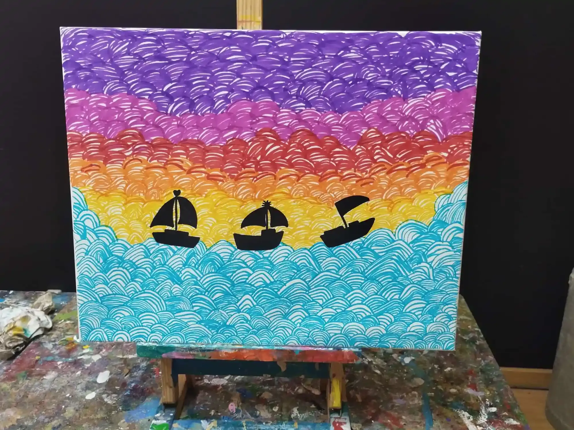 Tres veleros negros en una colorida pintura marina de una puesta de sol que va del púrpura al azul.