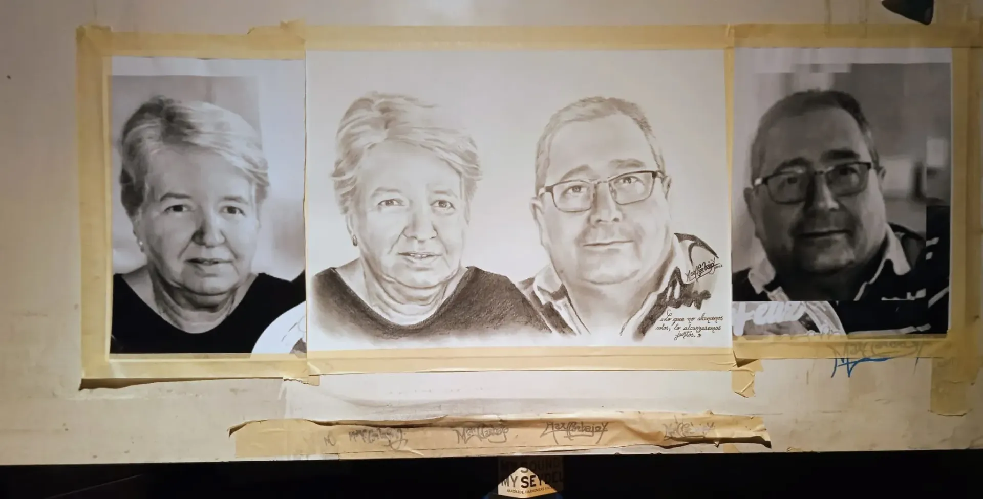 Cuatro bocetos de retratos en blanco y negro pegados uno al lado del otro