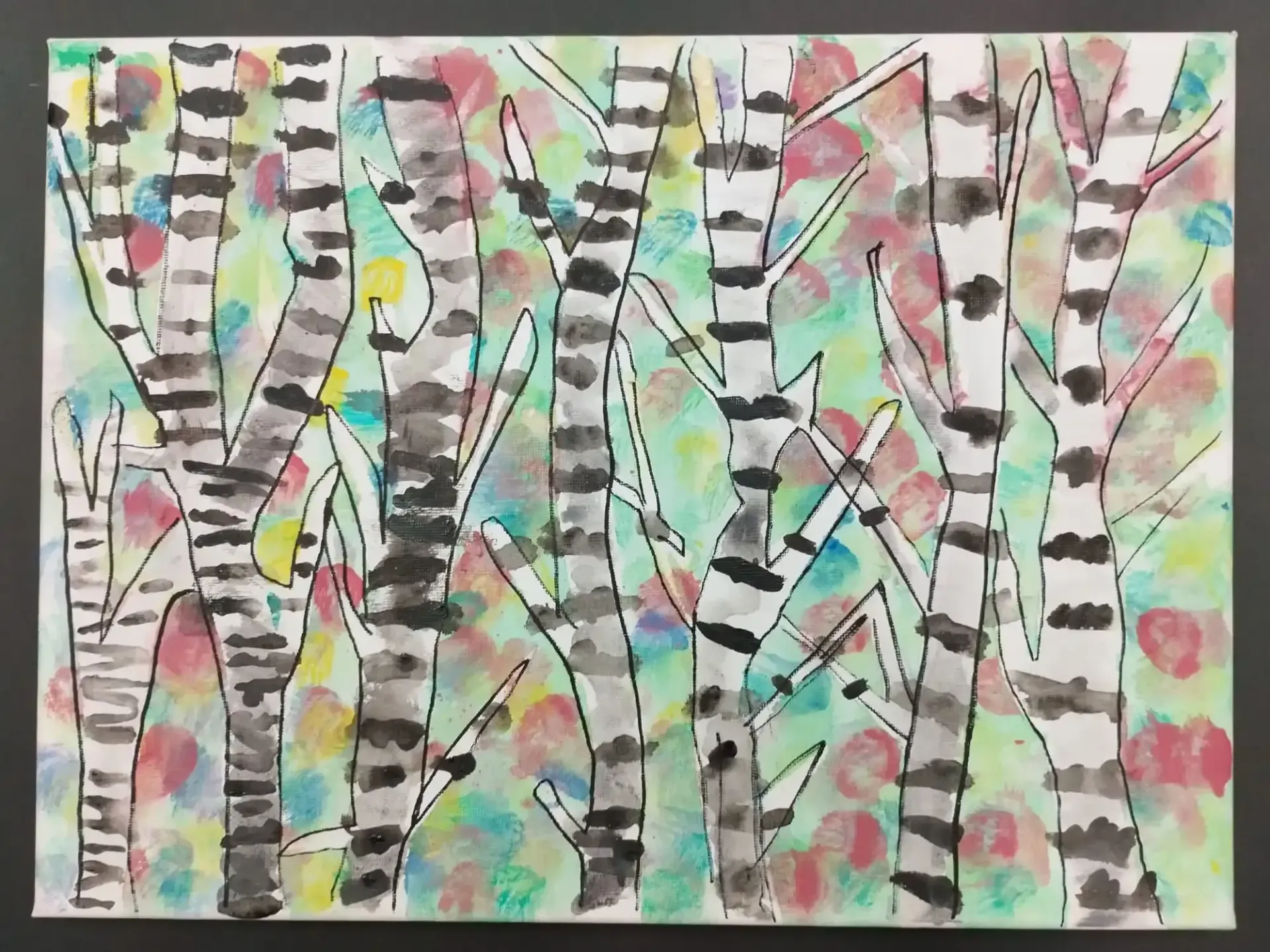Pintura abstracta de abedules con troncos negros, hojas en tonos pastel y fondo colorido.