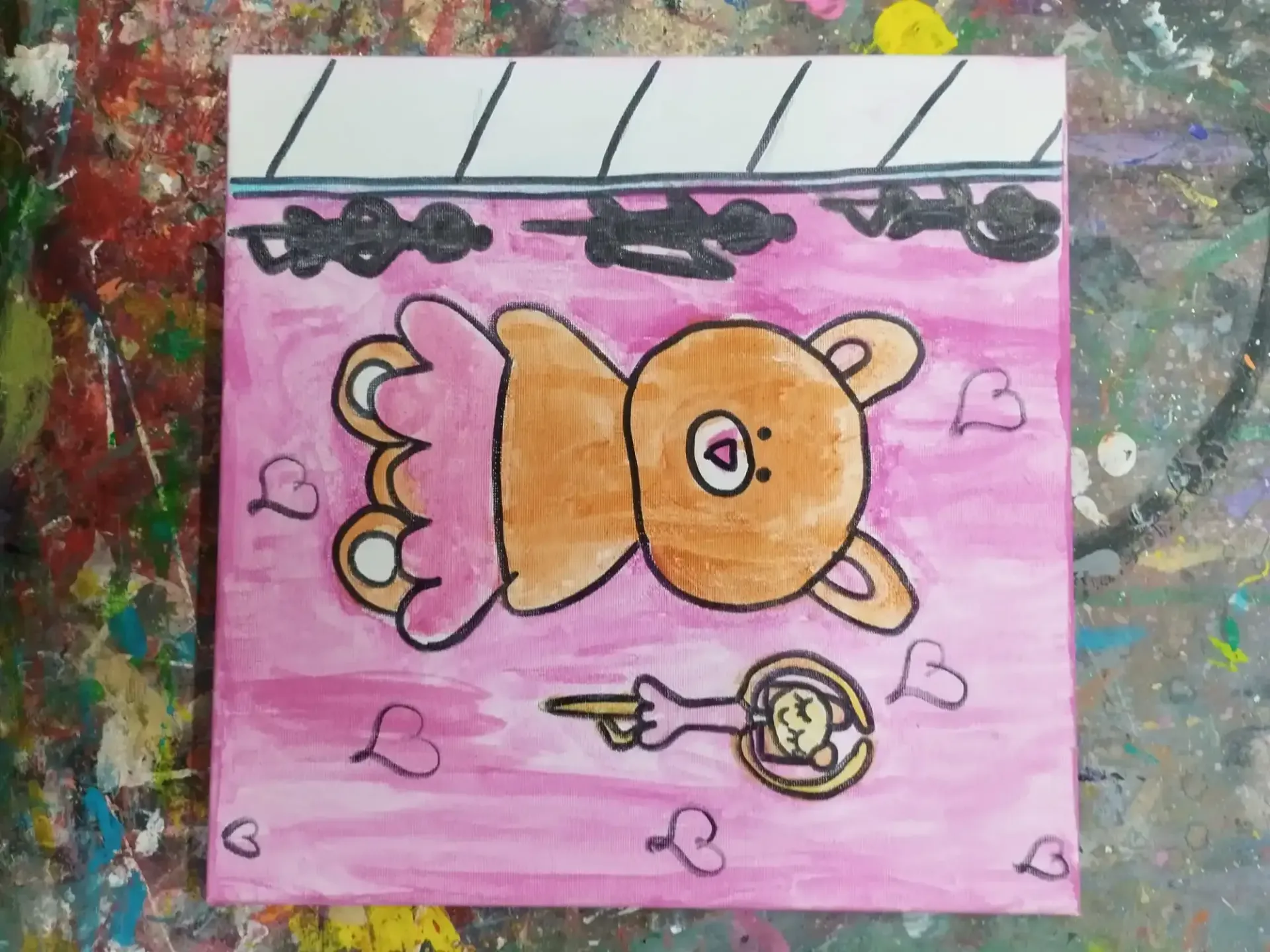 Dibujo rosa de un osito de peluche sosteniendo un objeto pequeño, con corazones y una bicicleta sobre un fondo rosa.