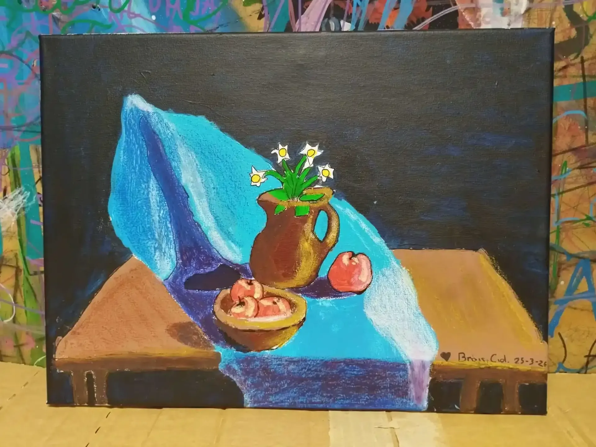 Bodegón pintado que representa un jarrón, un cuenco de fruta y un mantel azul sobre una mesa.