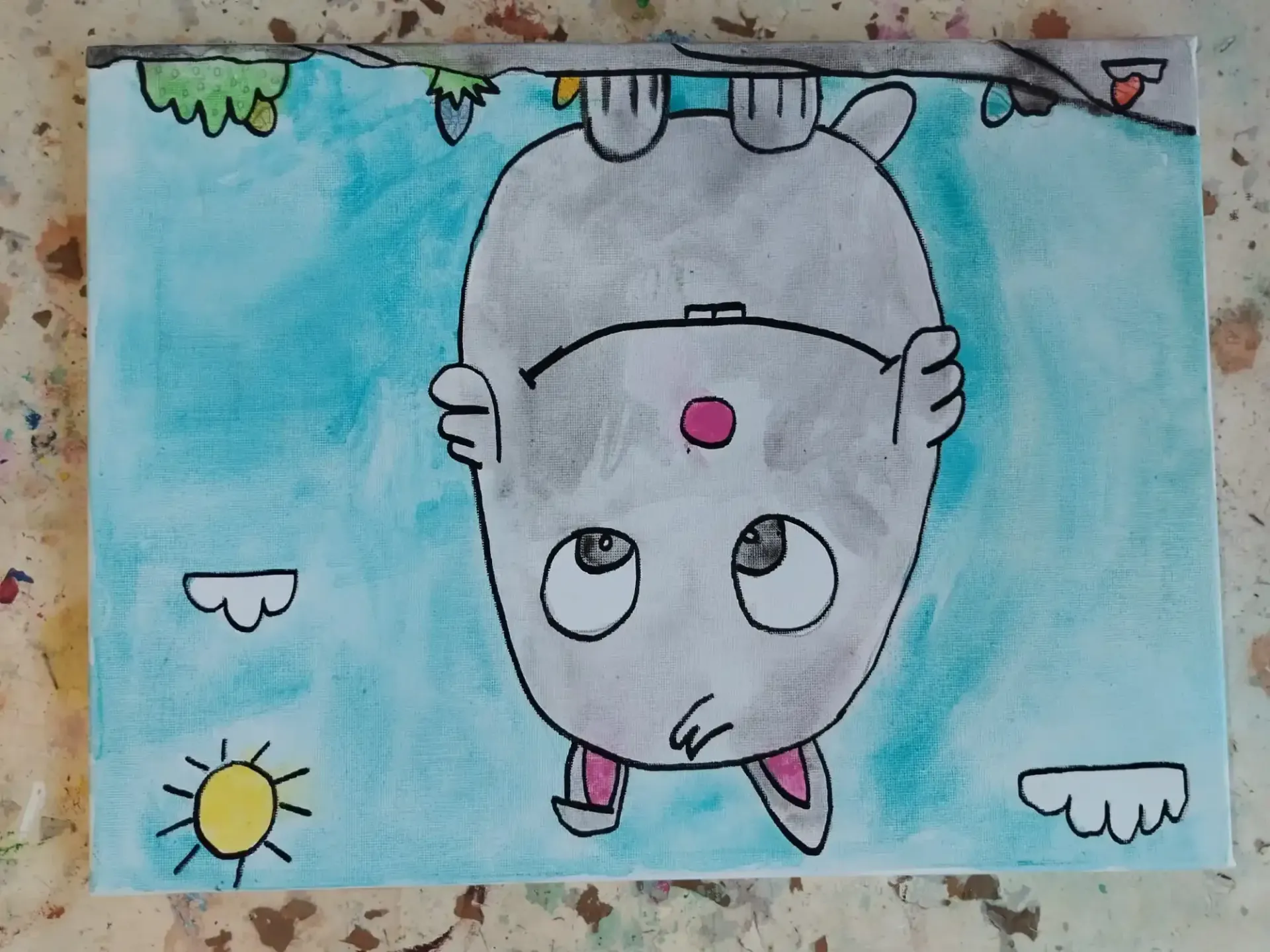 Conejo gris de dibujos animados boca abajo con nariz rosa sobre fondo azul, con pequeñas nubes y un sol.
