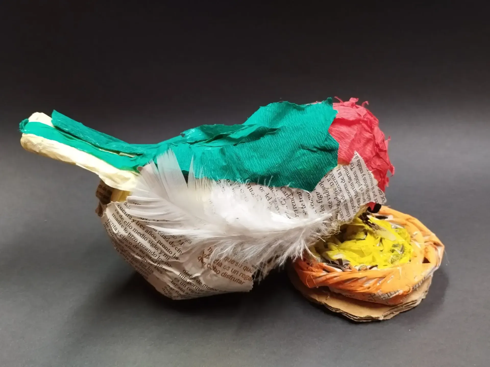 Cesta artesanal tejida y colorida con forma de pájaro