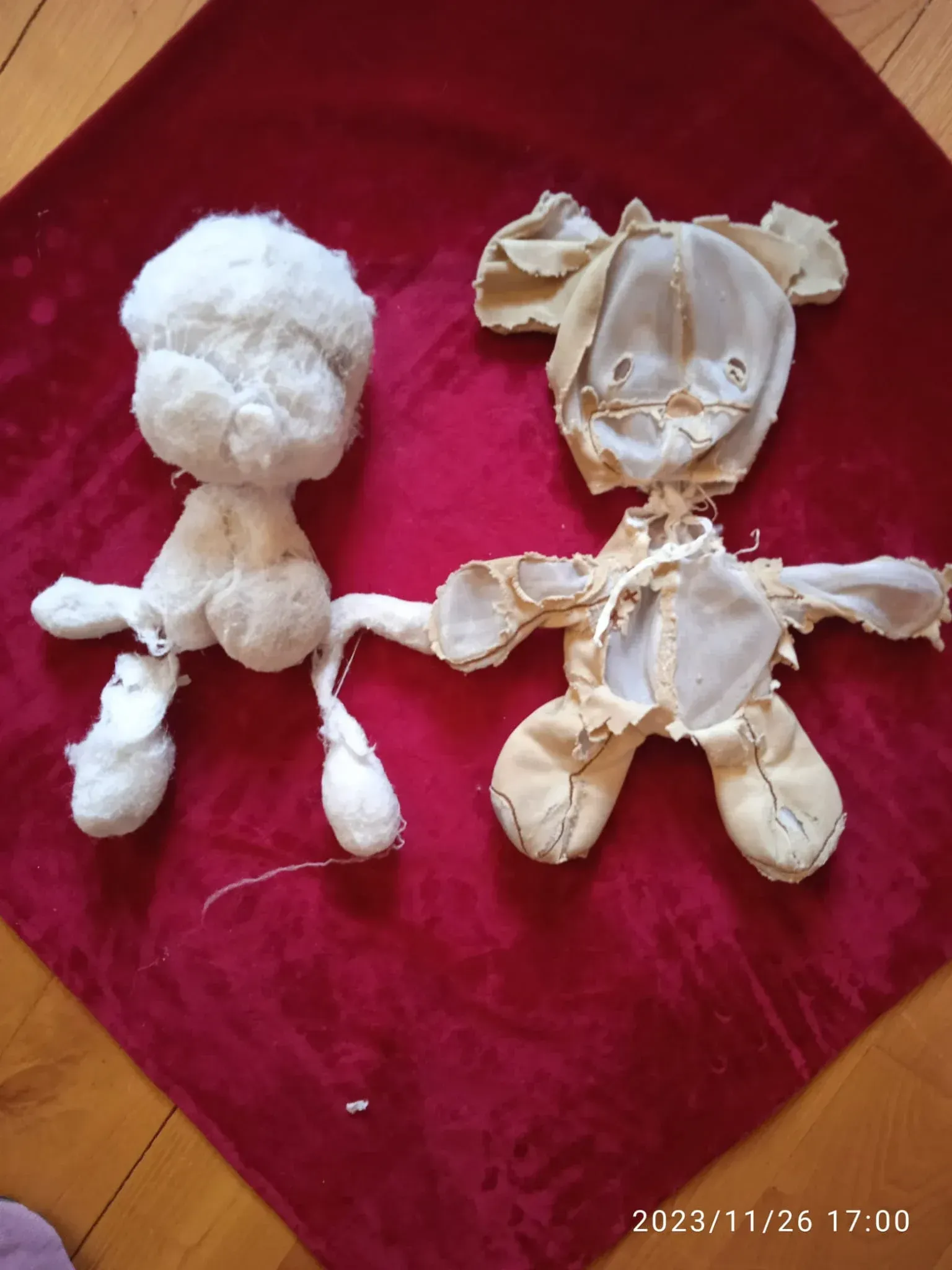 Dos muñecos de peluche desgastados, con tela blanca