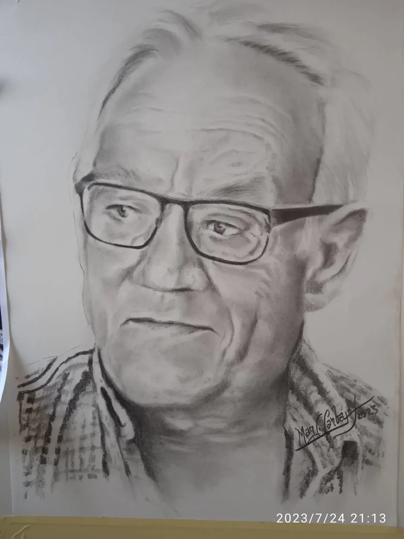Boceto a lápiz de un hombre con gafas, mirando hacia un lado con expresión pensativa.
