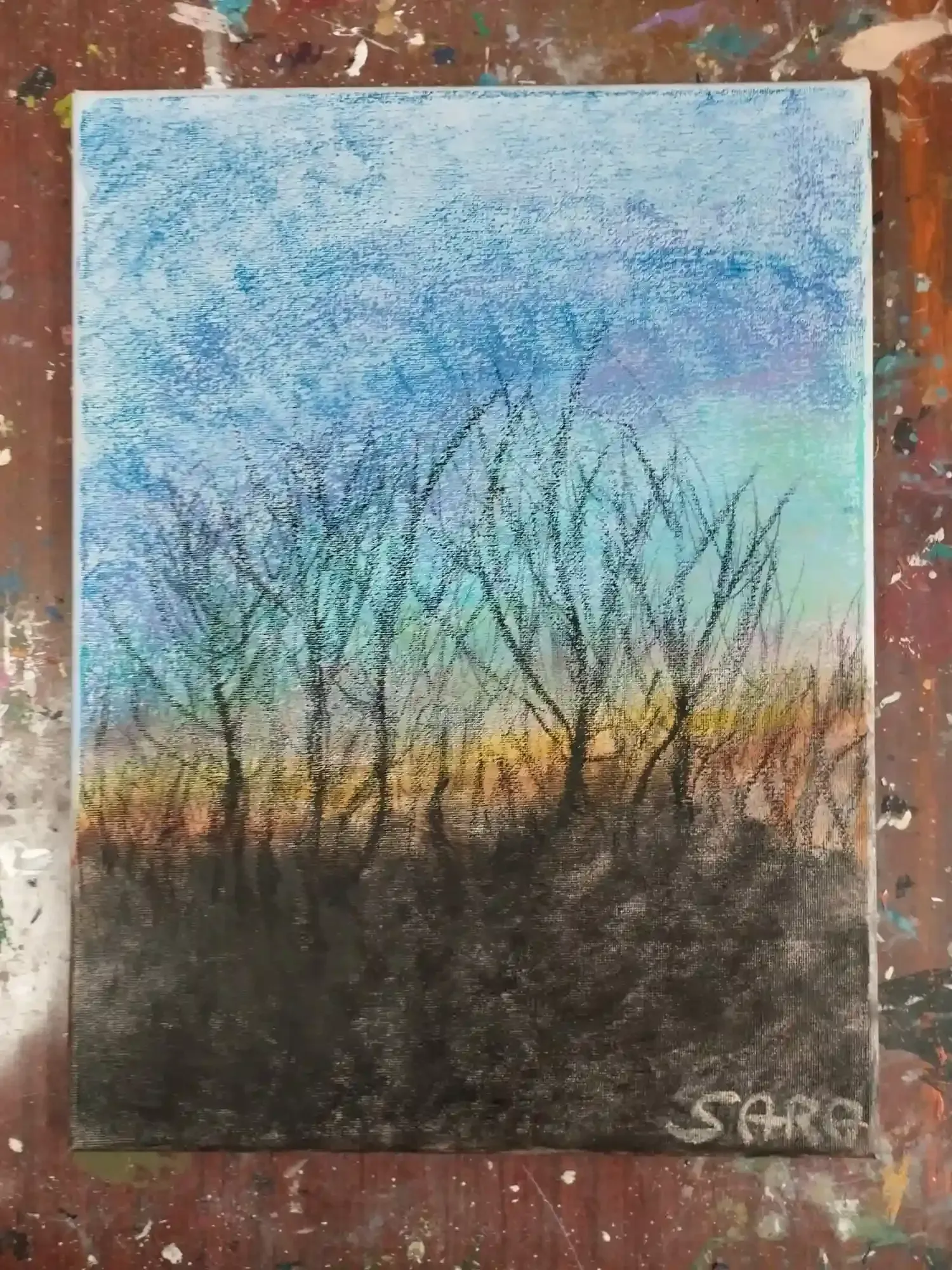 Pintura abstracta de árboles desnudos contra un cielo de puesta de sol azul, morado y naranja.
