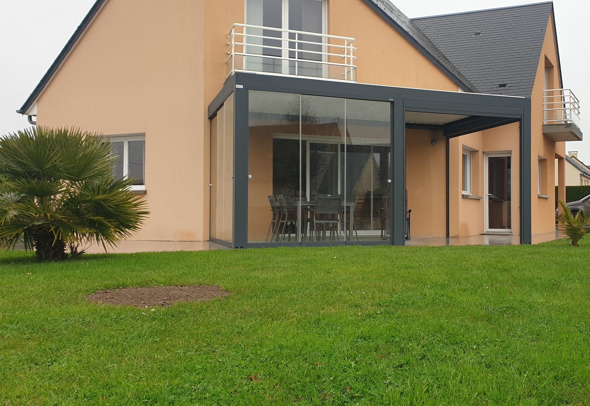 Pergola noire moderne