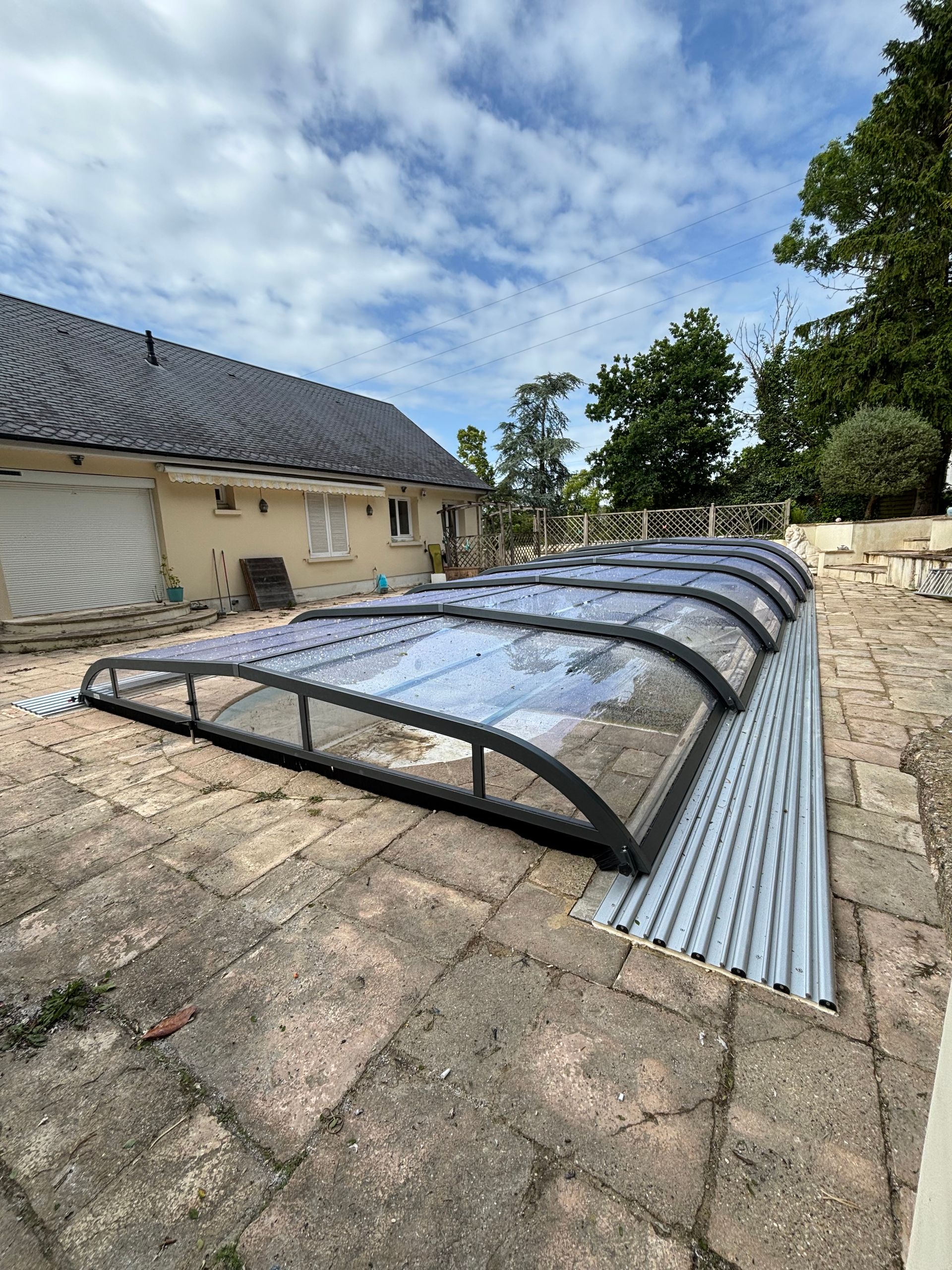 Gros plan sur un abri de piscine