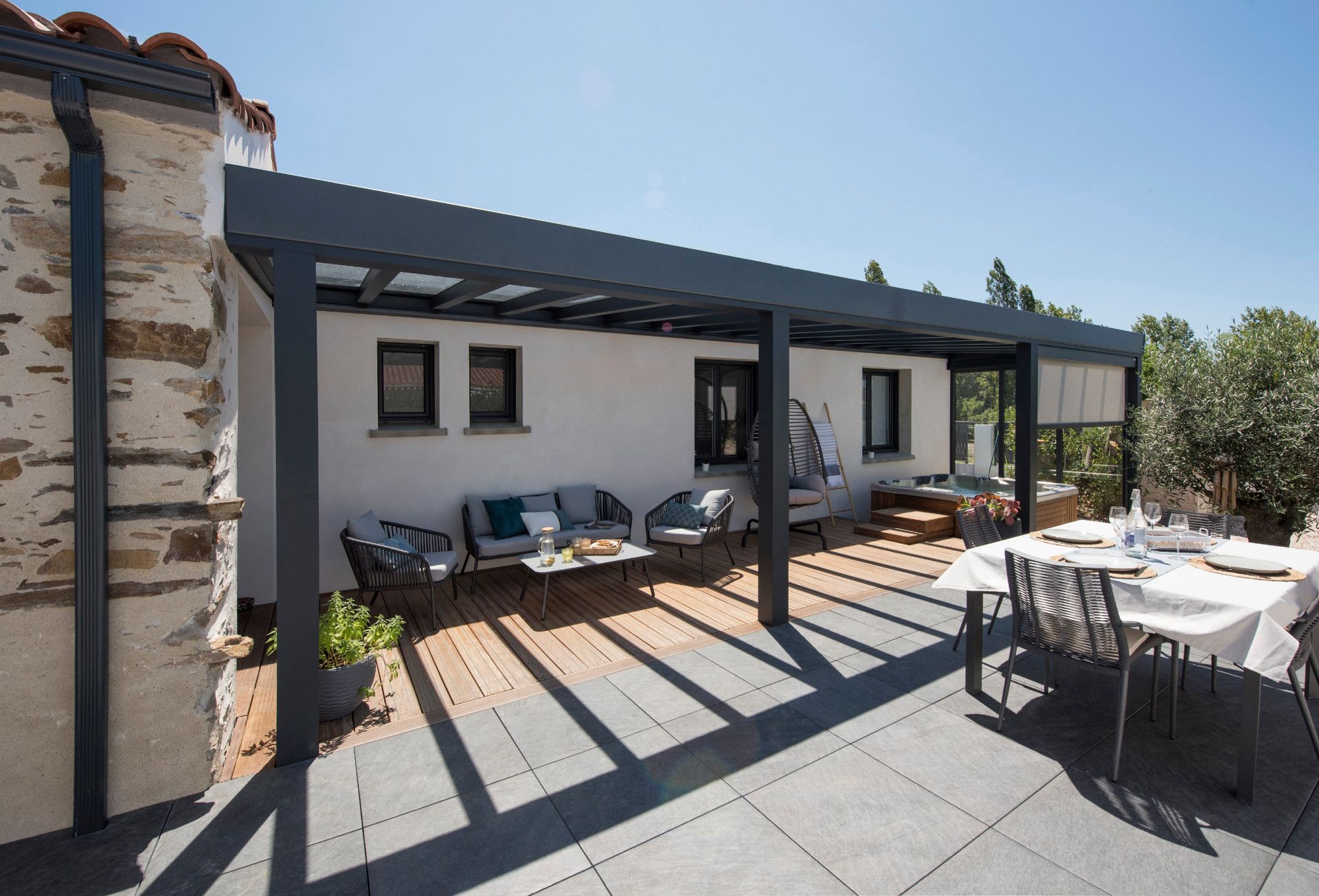 Extérieur de maison moderne avec pergola