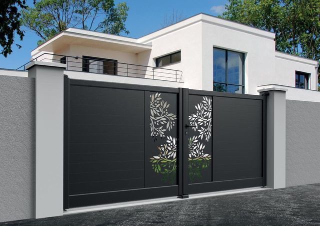 Maison blanche moderne derrière un portail coulissant noir avec panneaux décoratifs ajourés