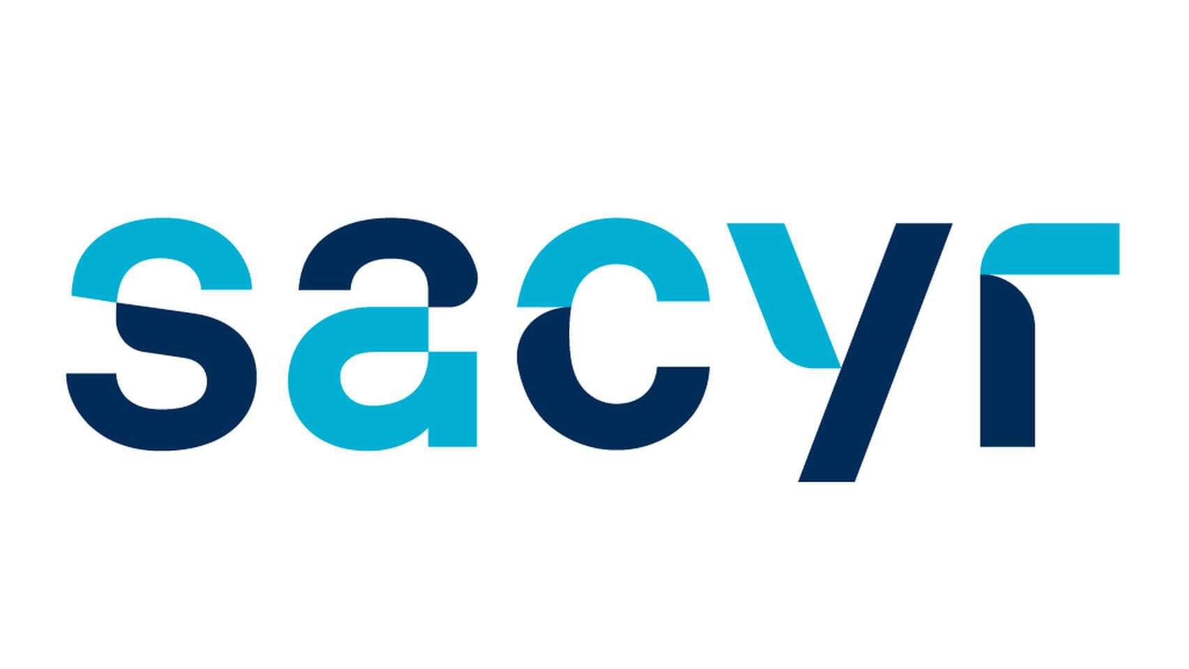 Un logotipo azul y blanco de sacyr sobre un fondo blanco.