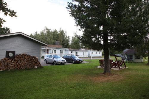 Kaksi autoa parkissa