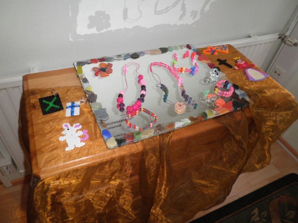 Lastenkodin asukkaiden tekemiä koruja