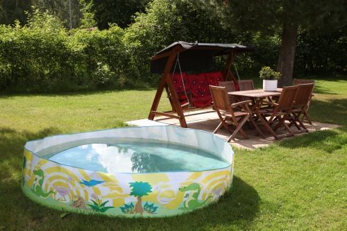 Pihakeinu Lastenkoti Jelperin pihalla