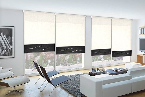 Sala de estar con persianas color crema en las ventanas, un sofá blanco, sillas y obras de arte.