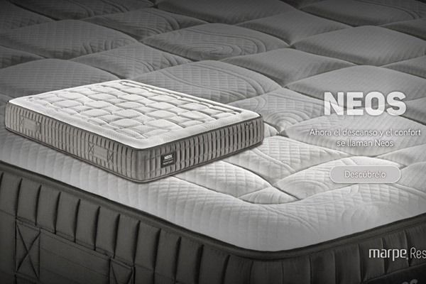 Colchón gris con el texto